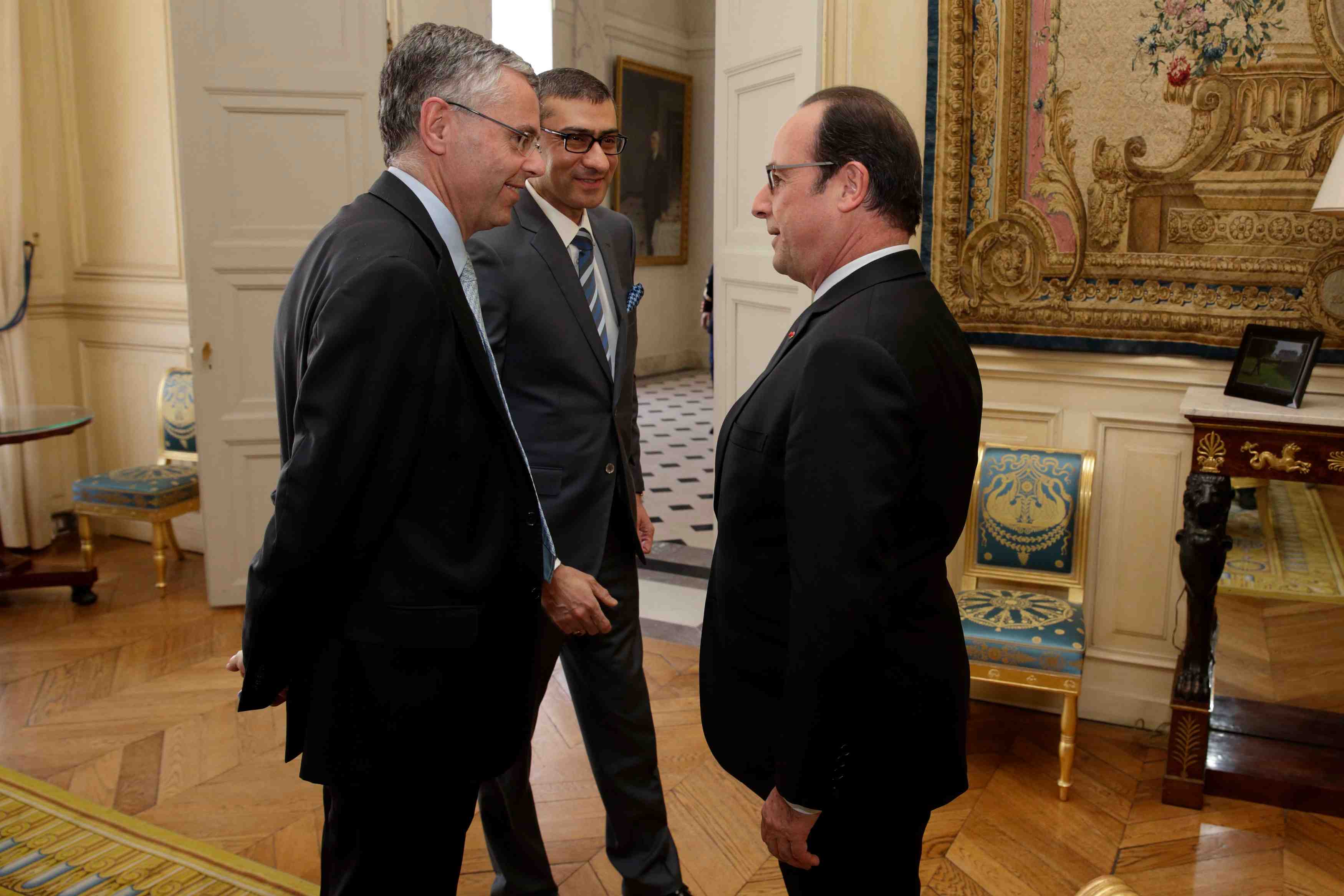 Hollande veut des garanties sur l'emploi pour nokia-alcatel