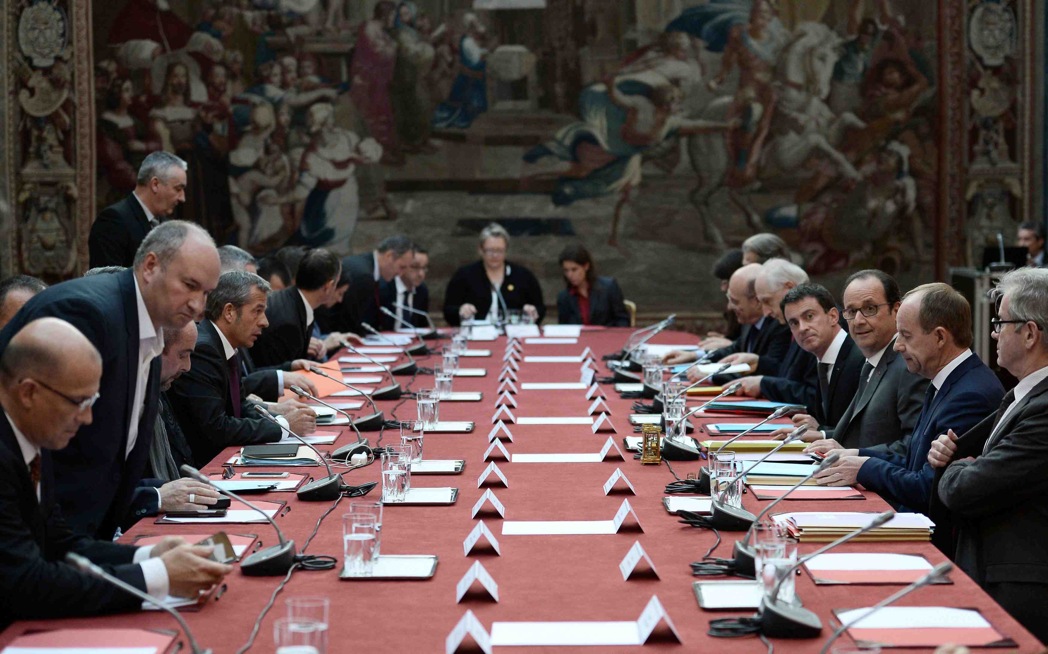 Le gouvernement lance des mesures pour calmer les policiers