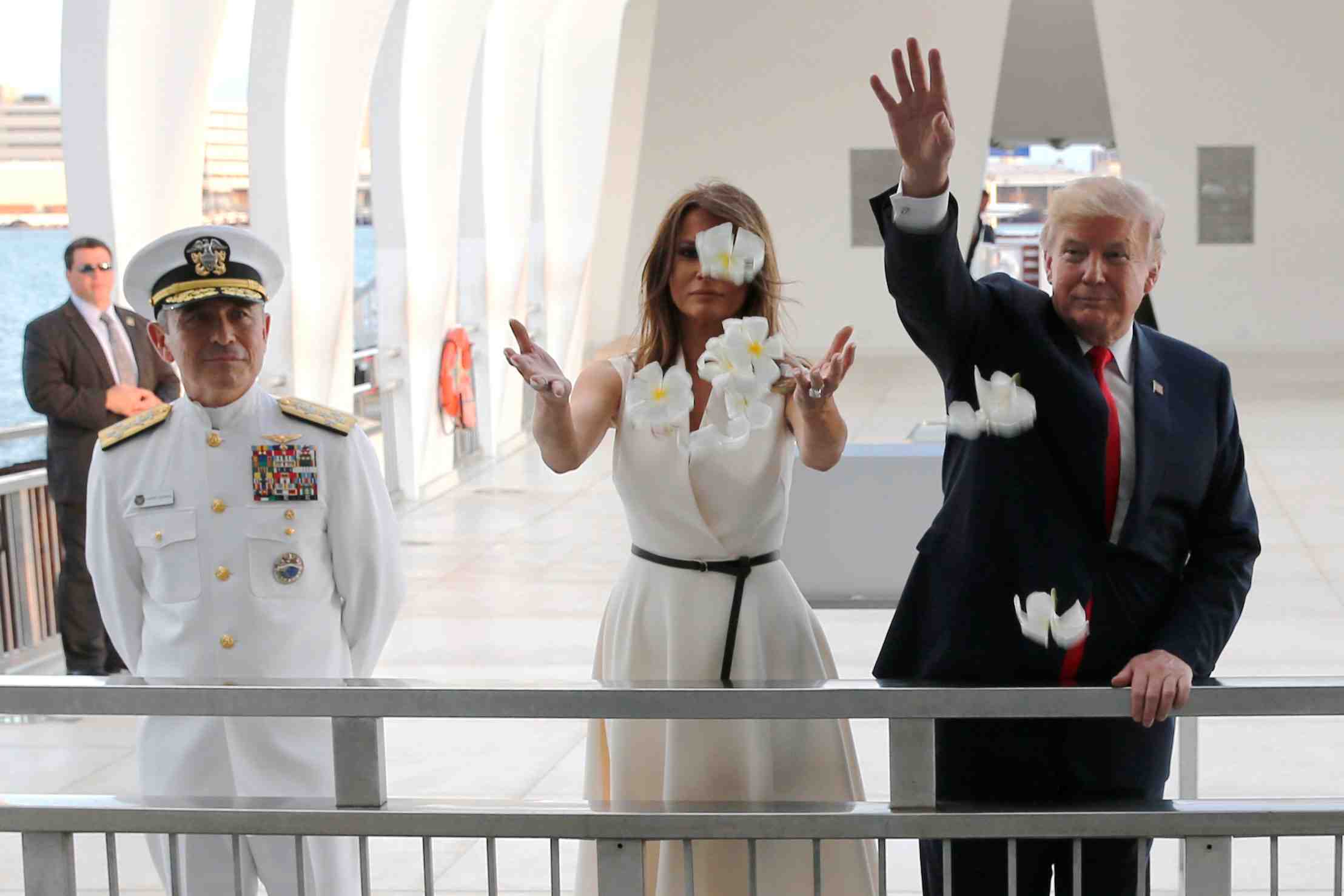 Trump entame un long periple en asie par une escale a hawai