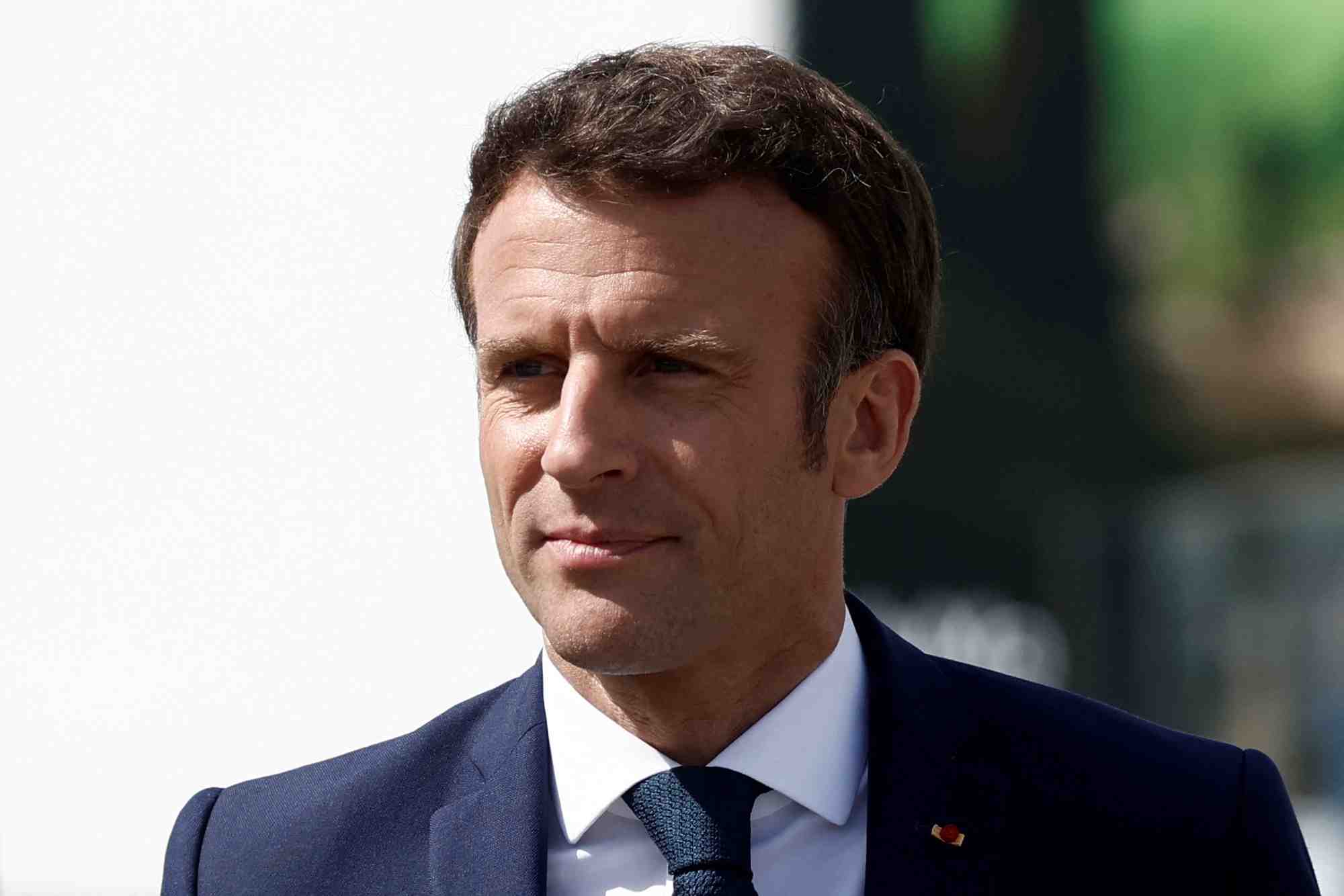 Macron propose des "plafonds" et une approche europeenne sur les remunerations des patrons
