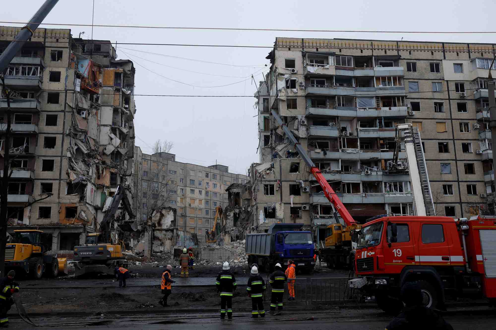 Les services de secours travaillent sur le site ou un immeuble d'habitation a ete endommage par un tir de missile russe, a dnipro