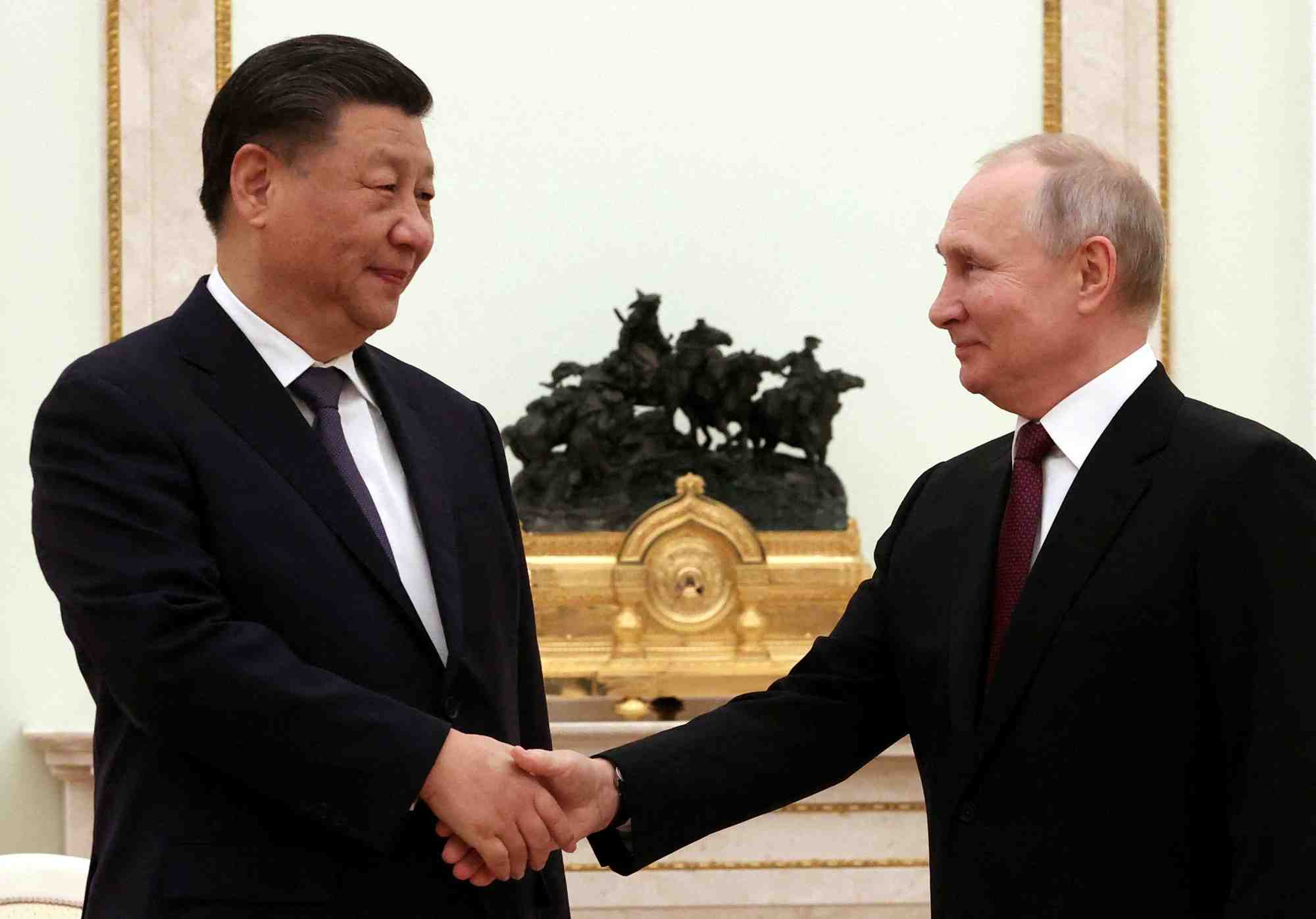 Vladimir poutine s'entretient avec son homologue chinois xi jinping