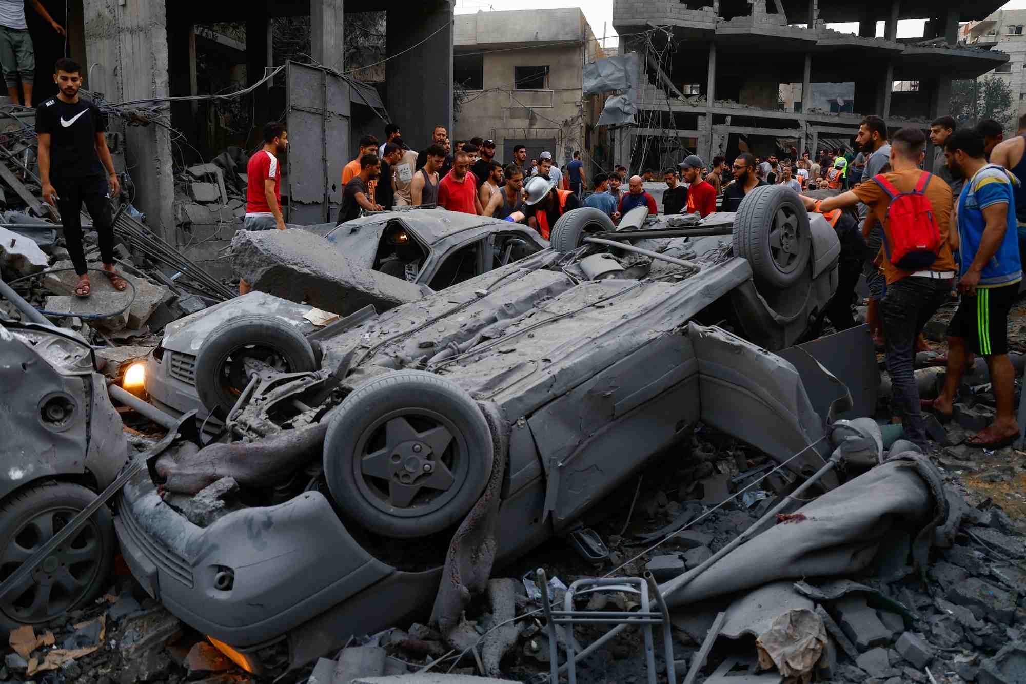 Les palestiniens inspectent les degats a gaza