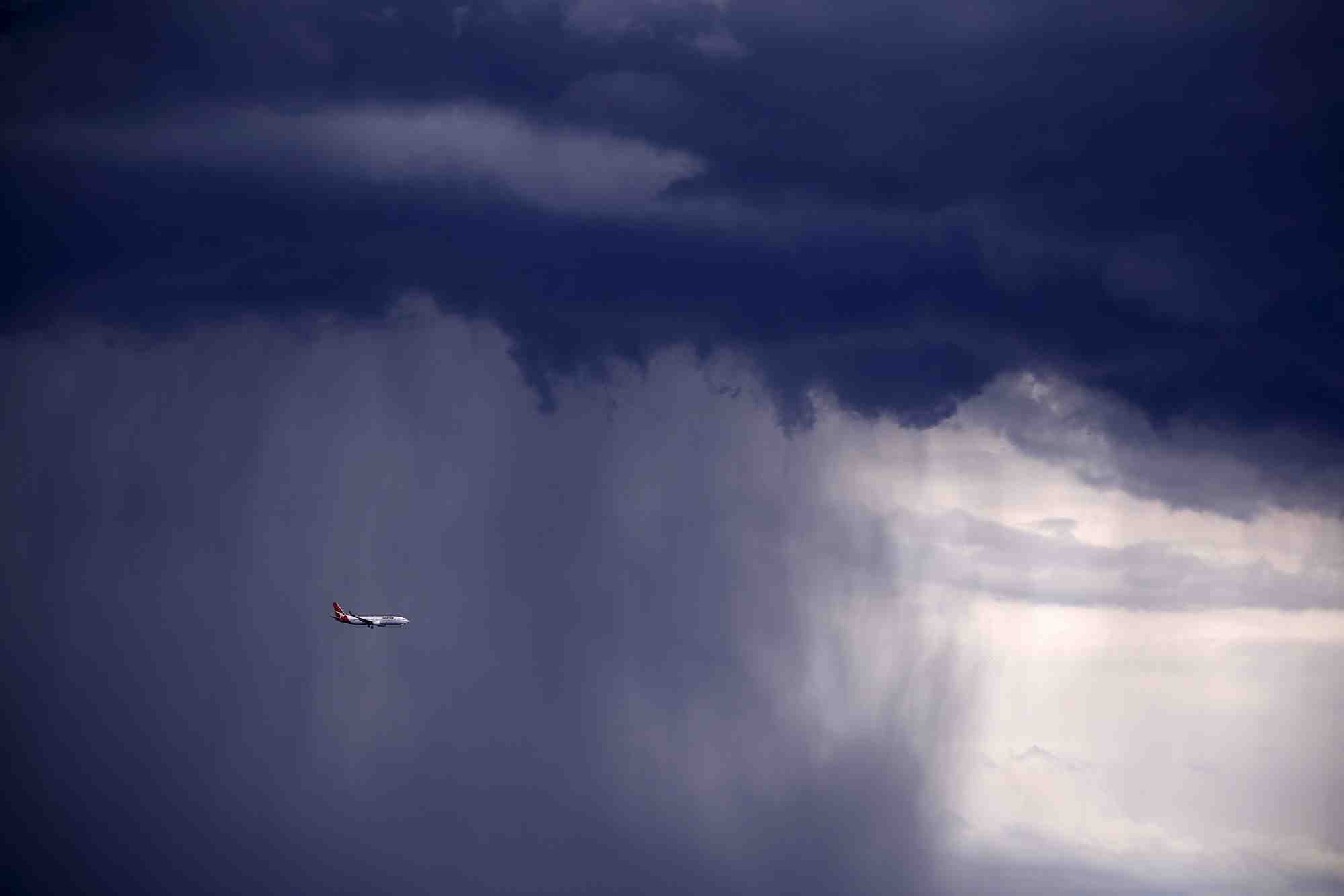 Un avion vole sous une pluie battante alors qu'une tempete se dirigait vers sydney
