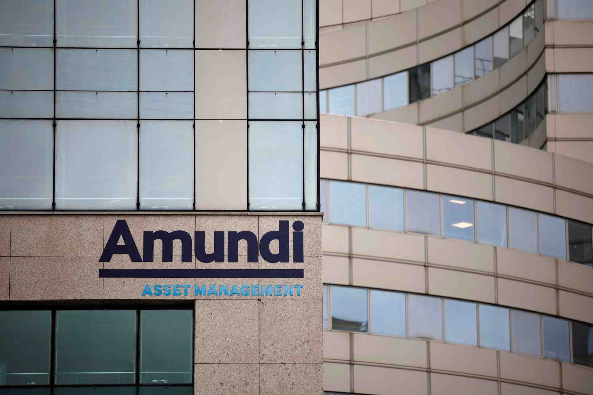 Logo d'amundi devant le siege de la societe a paris