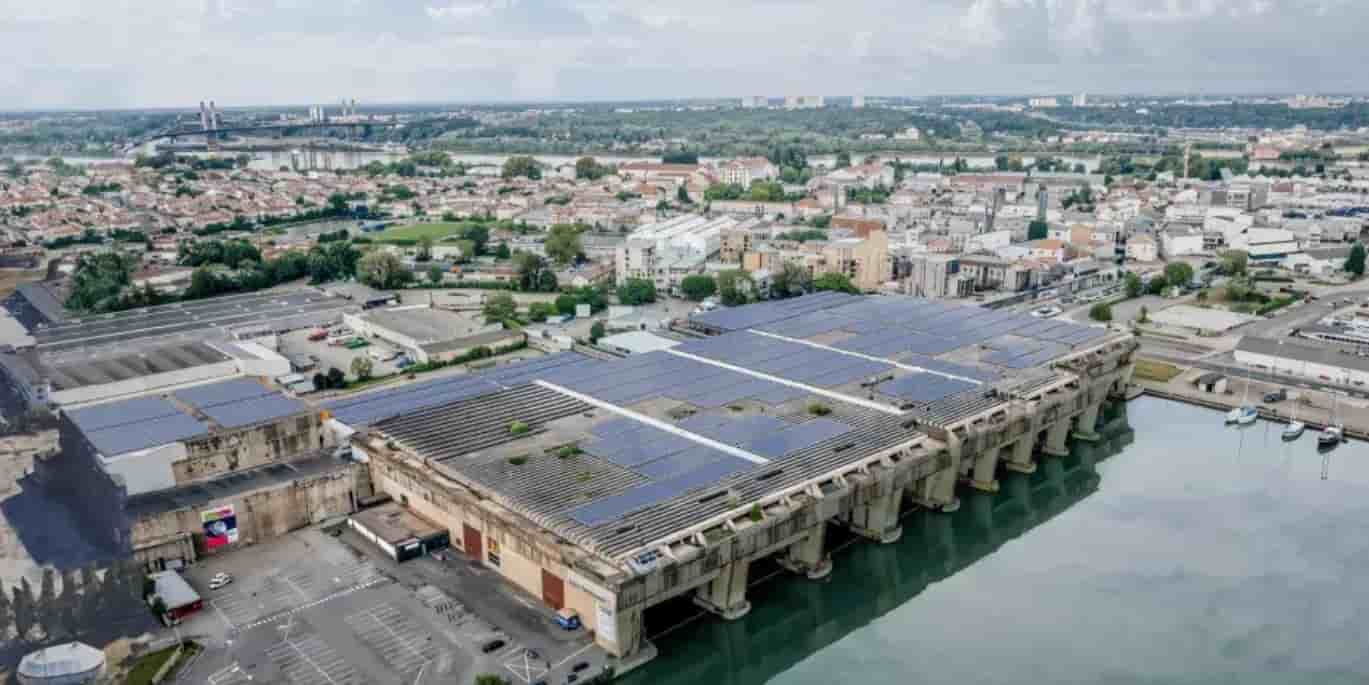 La base sous-marine de Bordeaux doit devenir la plus grande toiture solaire urbaine de France, avec 13 000m2 de panneaux et 3 MW de puissance.
