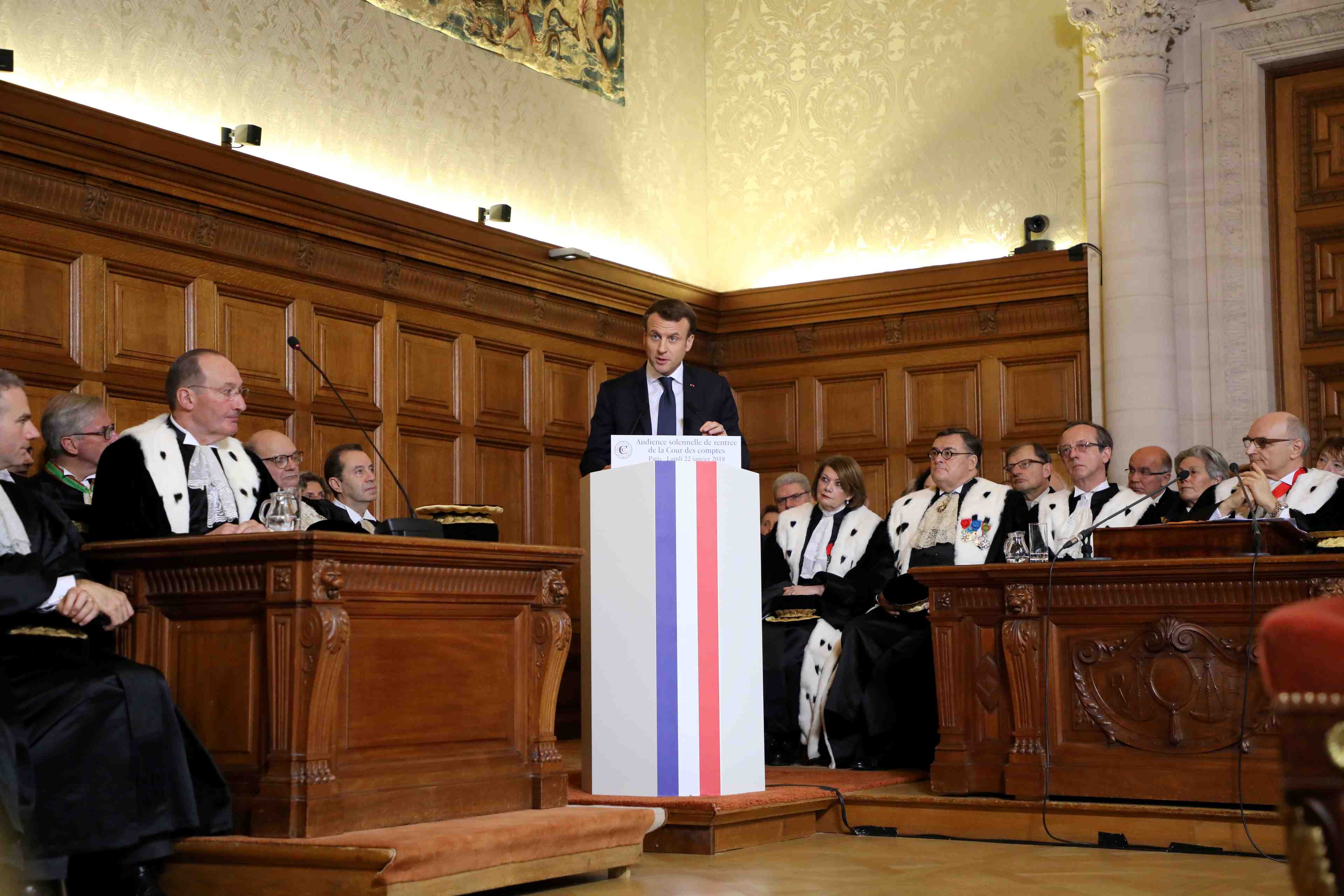 Macron confirme ses objectifs financiers