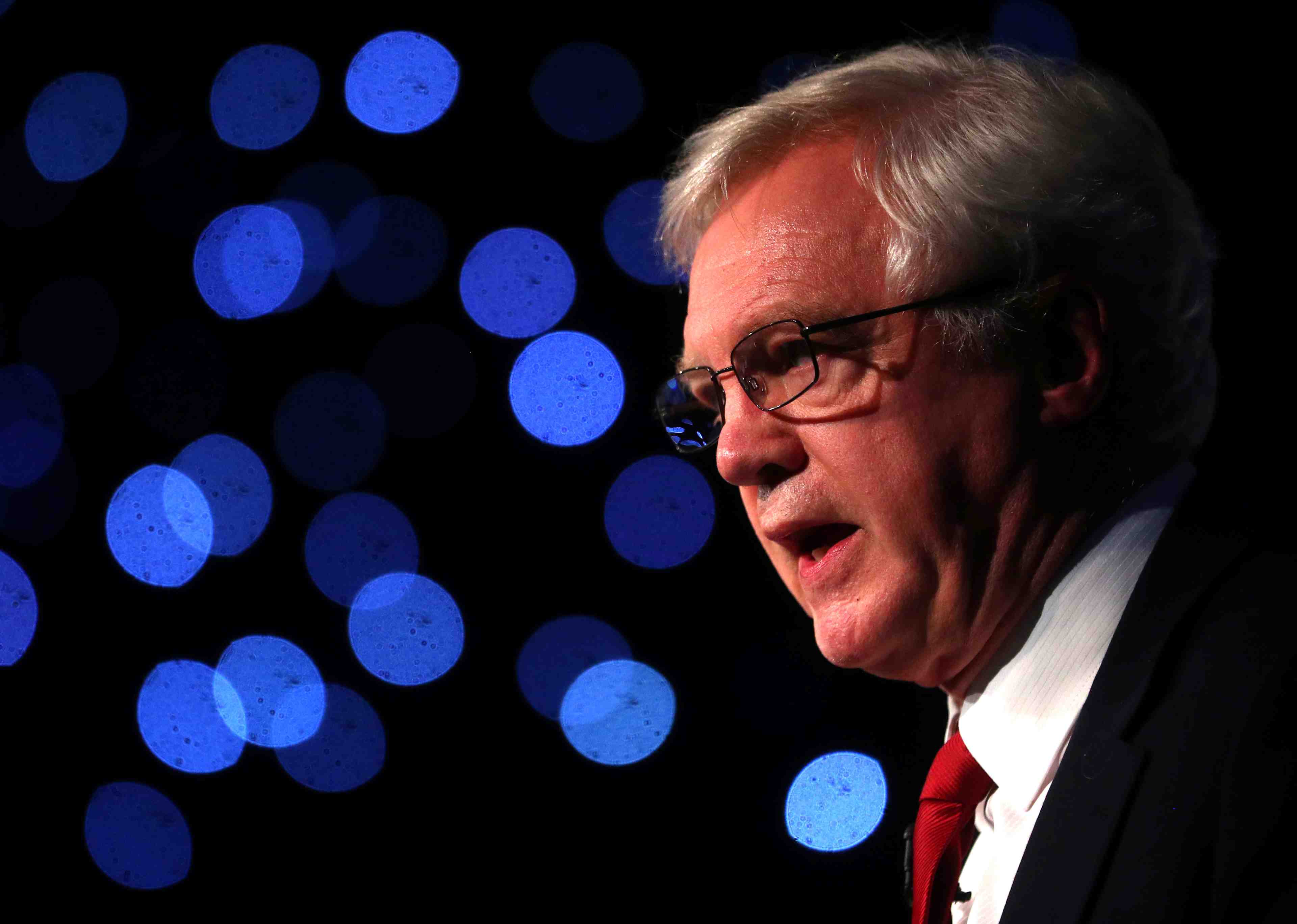 Brexit: may devra renegocier avec bruxelles, affirme david davis