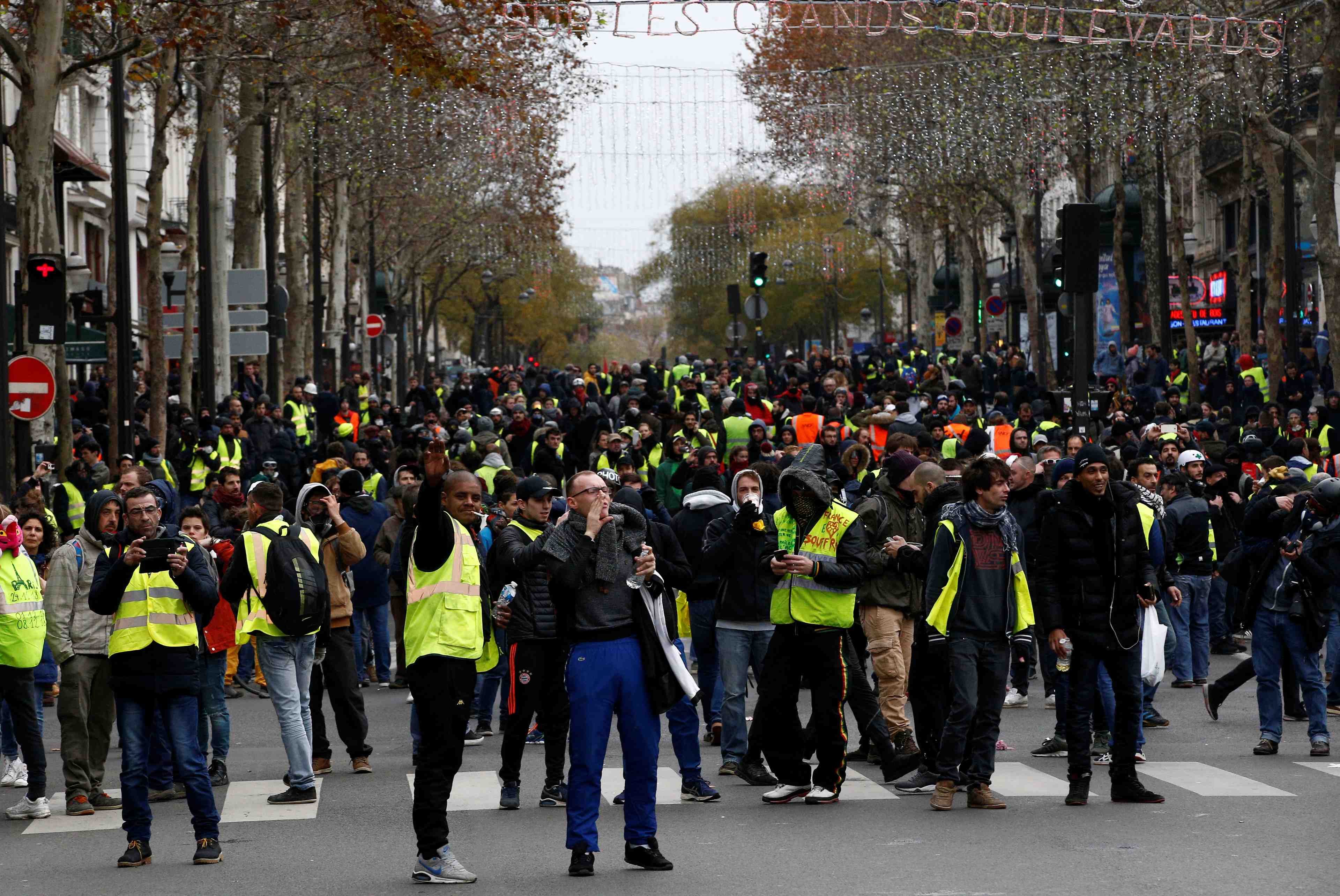 "gilets jaunes": des centaines d'interpellations a paris