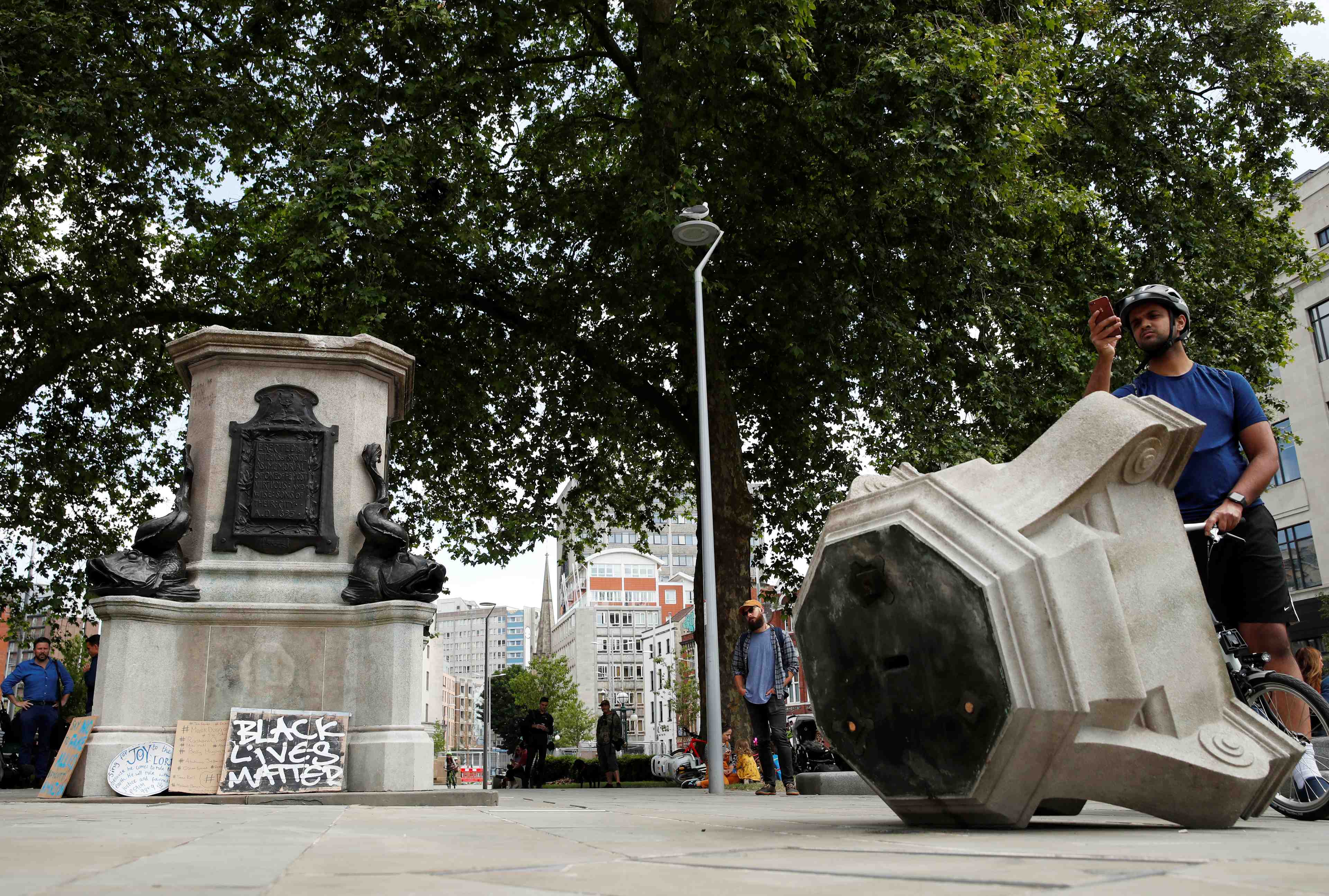 Londres va reflechir aux rues et aux statues honorant des esclavagistes