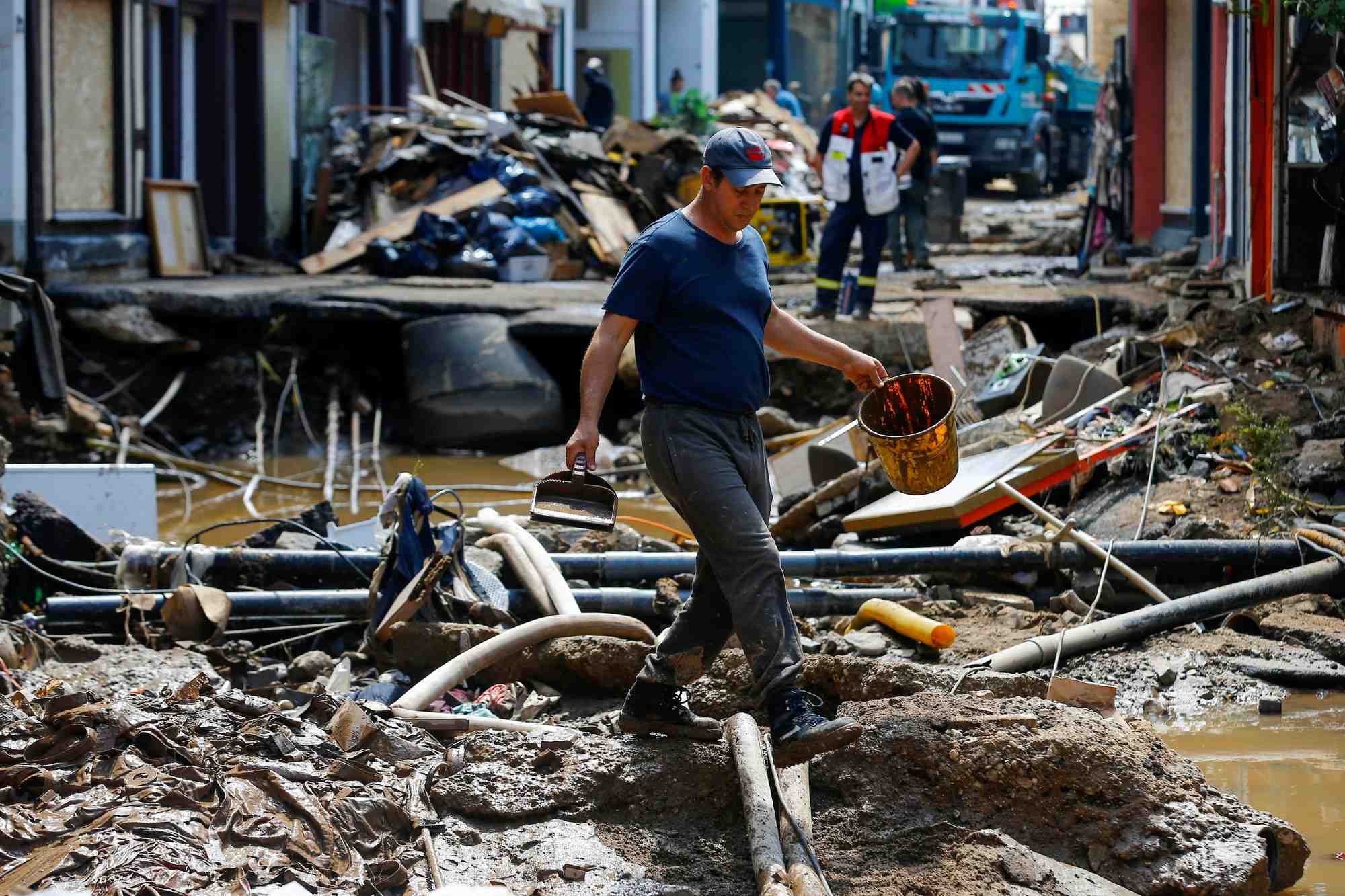 Des inondations terrifiantes, dit merkel, plus de 180 morts en europe