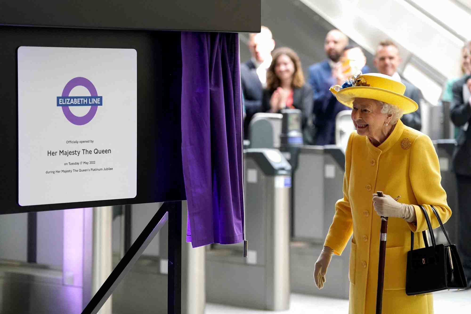 La reine elizabeth assiste a l'inauguration d'une ligne de metro a londres
