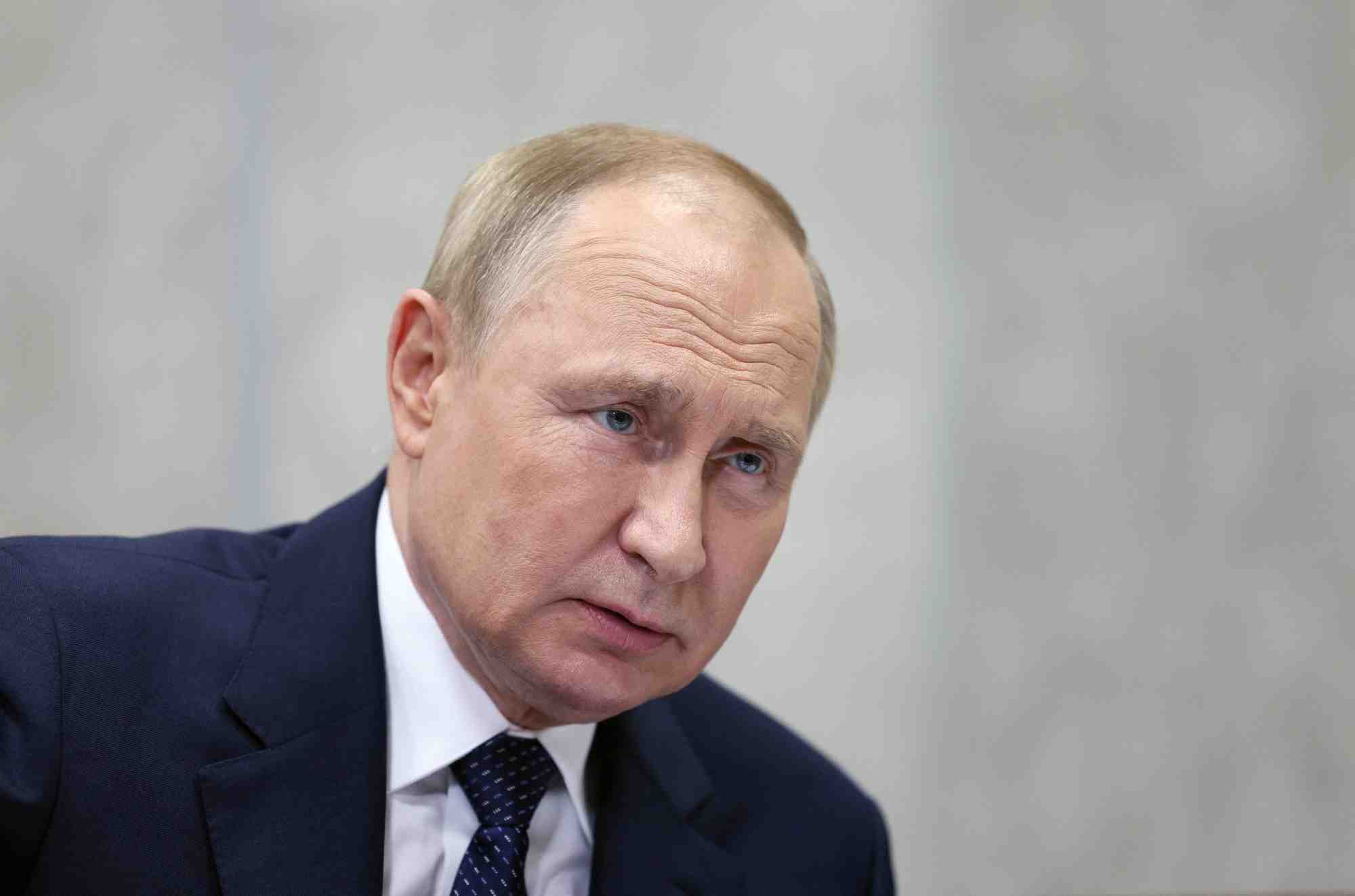 Le president russe vladimir poutine participe a une reunion dans la ville de veliky novgorod, en russie