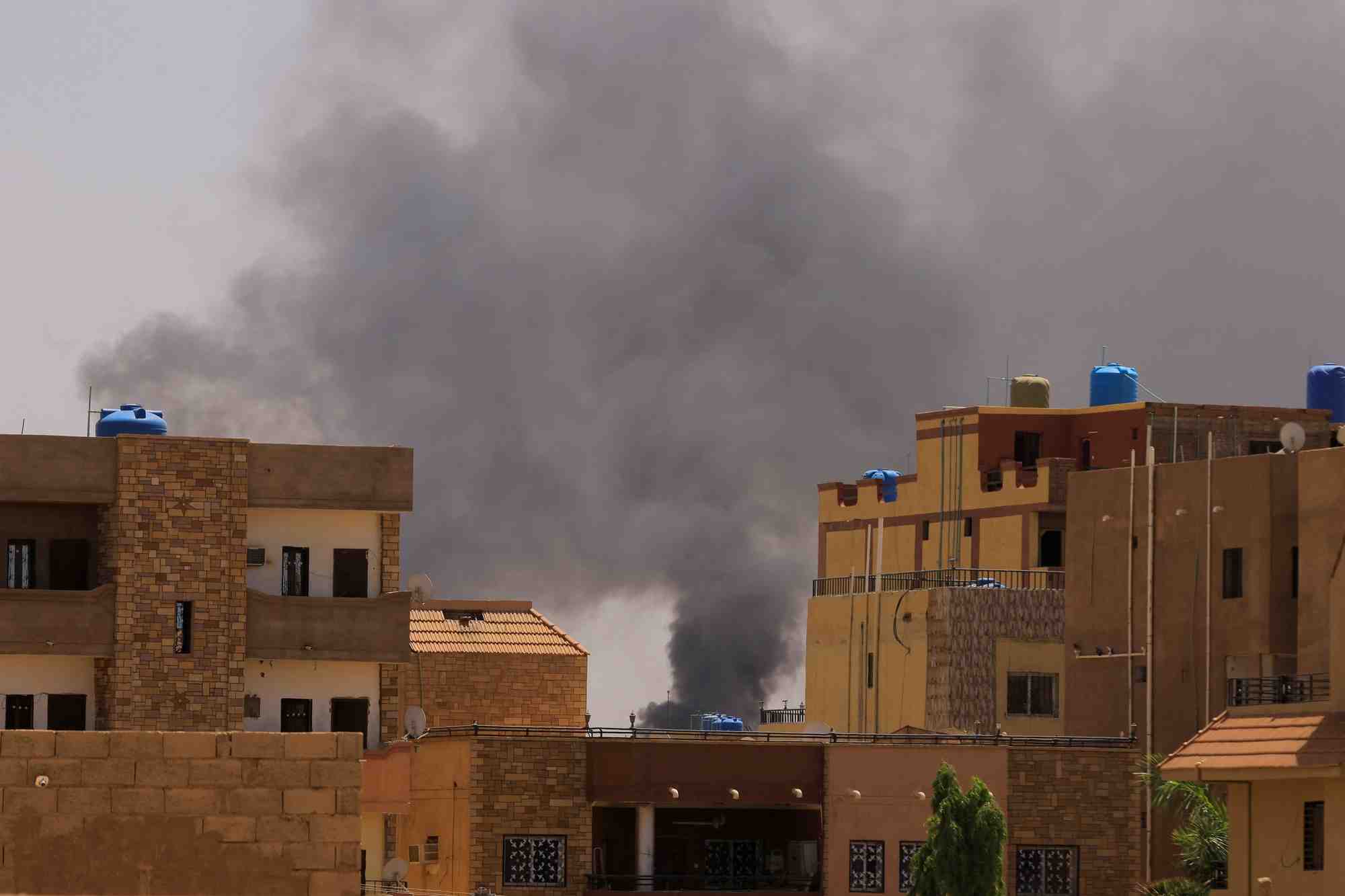 De la fumee s'elever des batiments a khartoum, au soudan