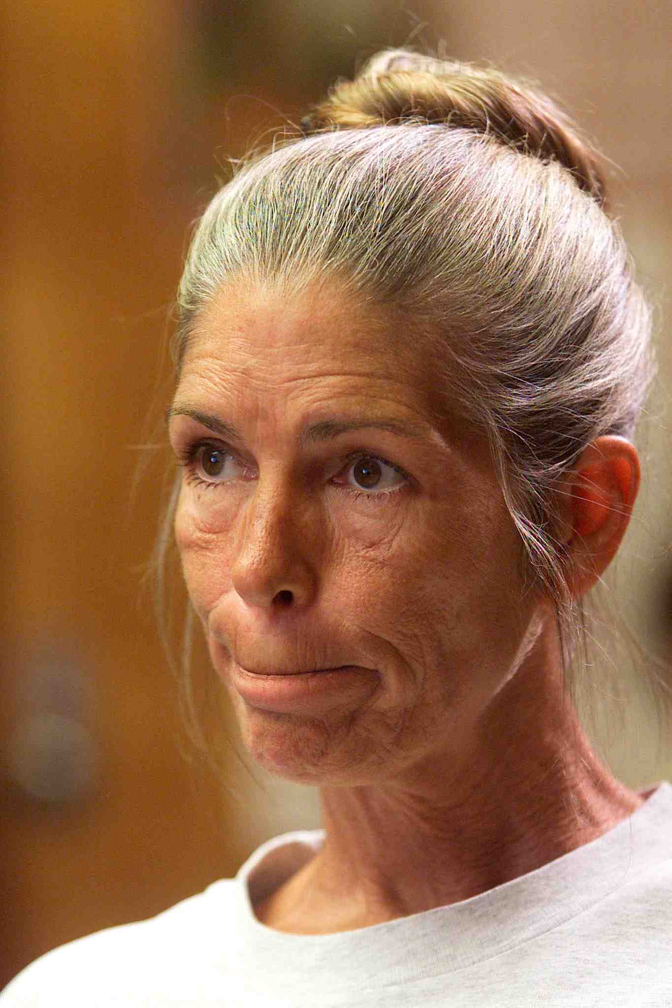 Leslie van houten, une des adeptes de la "manson family", devant un tribunal de corona, en californie