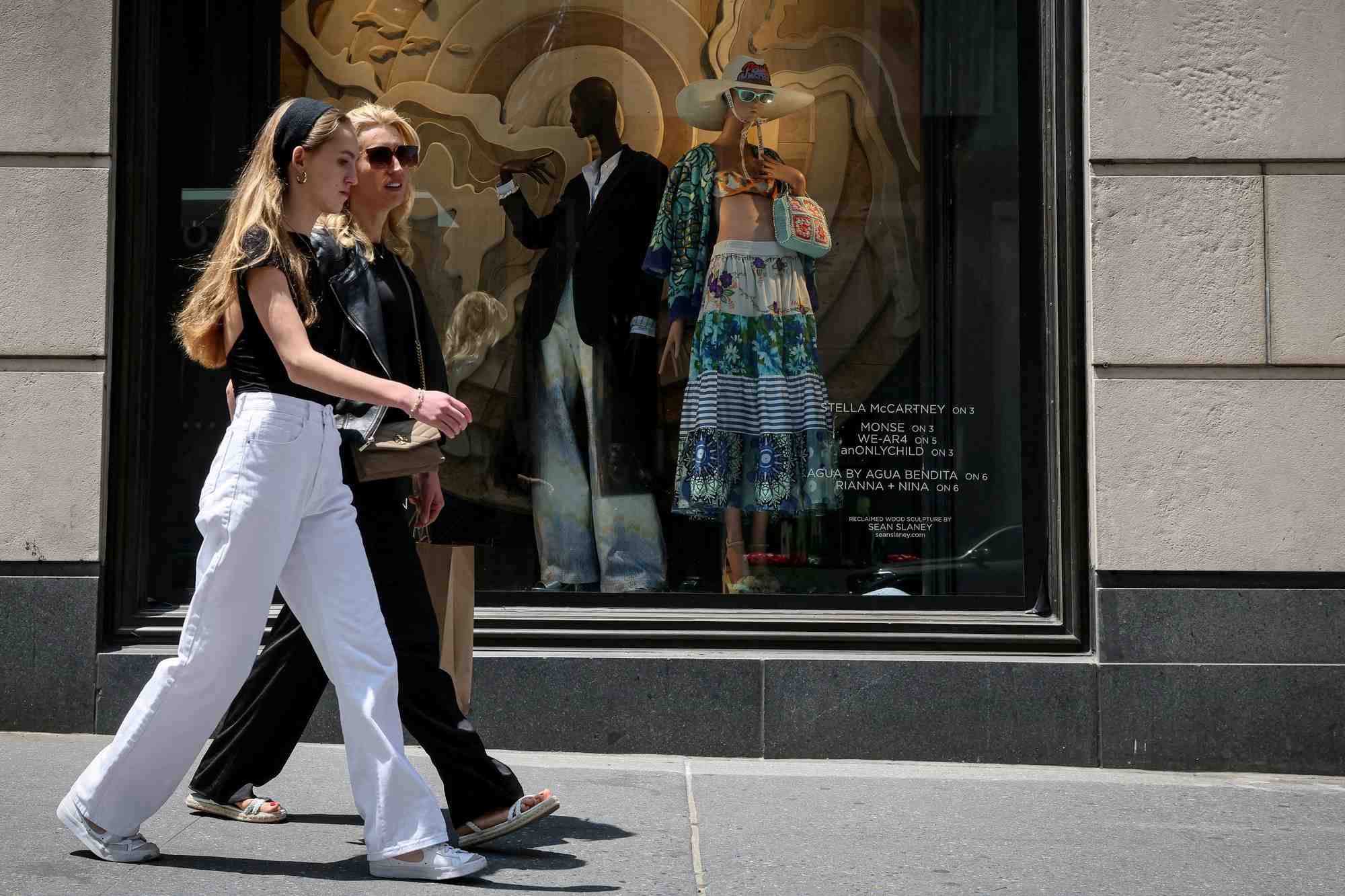 Photo d'archives des acheteurs a new york, aux etats-unis