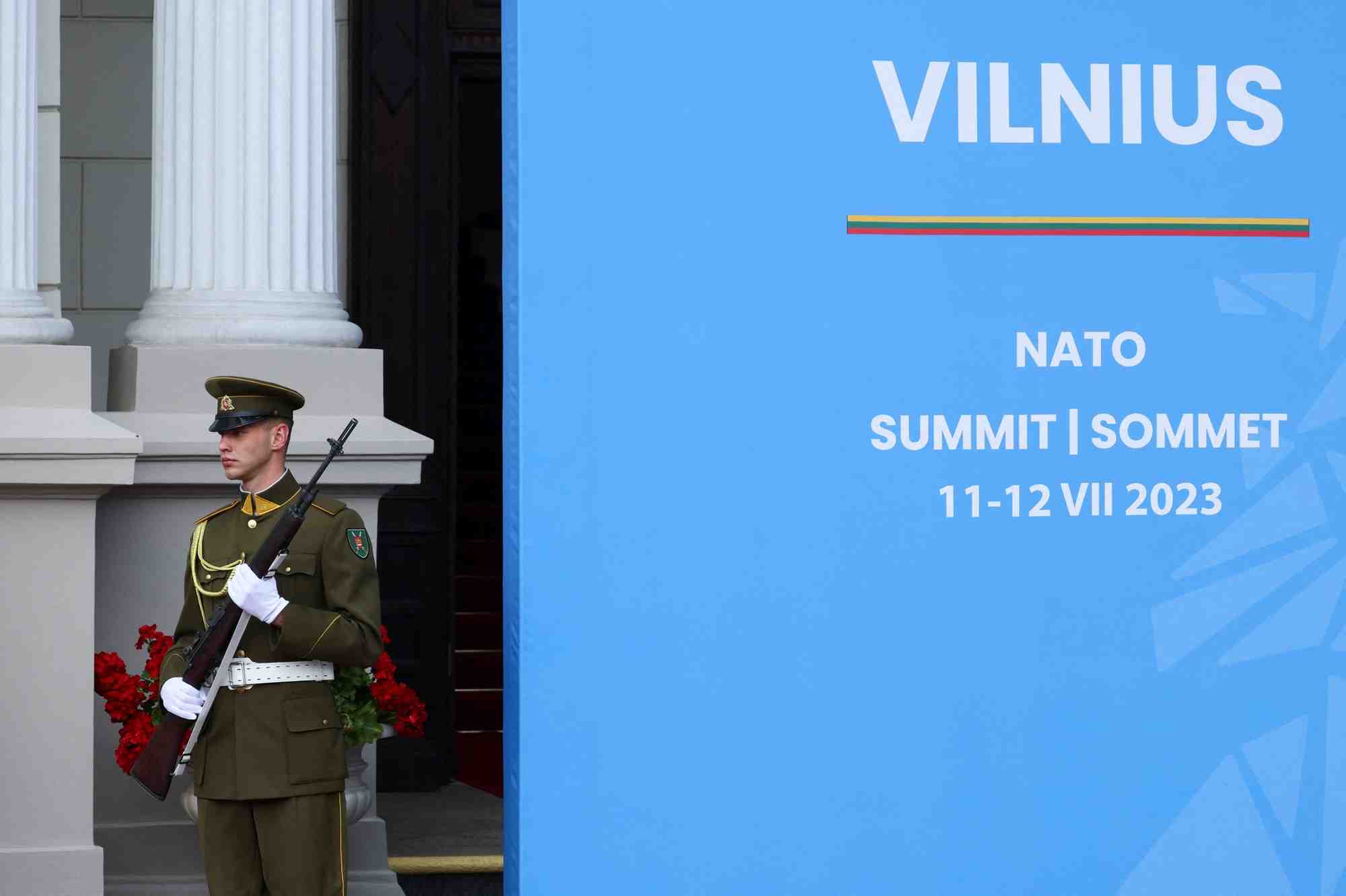 Photo d'un membre de l'armee lituanienne monte la garde au palais presidentiel avant un diner organise par le president lituanien gitanas nauseda lors d'un sommet de l'otan a vilnius