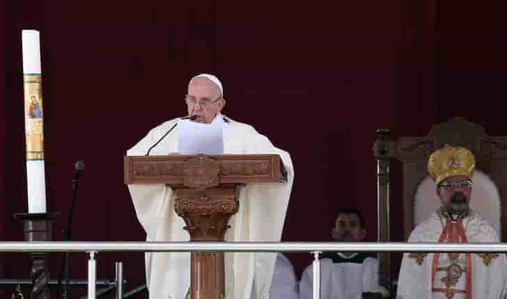 Le pape dit la messe au caire, veut l'unite contre le fanatisme