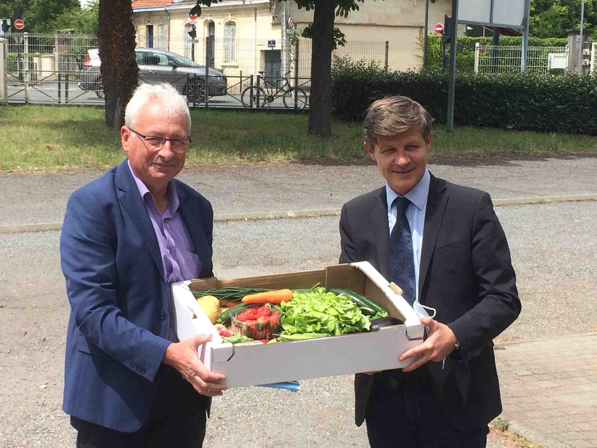 Jean-Louis Dubourg, président de la Chambre d'Agriculture de Gironde, et Nicolas Florian, maire de Bordeaux, présentent les paniers alimentaires issus de l'agriculture locale.