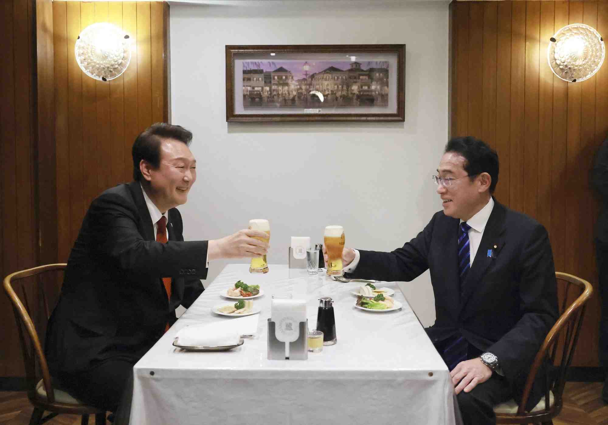 Le president sud-coreen yoon suk-yeol avec le premier ministre japonais fumio kishida
