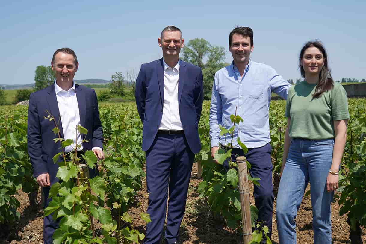 Jérôme Ballet, président du directoire de la Caisse d’Epargne Bourgogne Franche-Comté, et Nicolas Balerna, directeur Banque de détail Caisse d’Epargne, avec leurs clients vignerons.