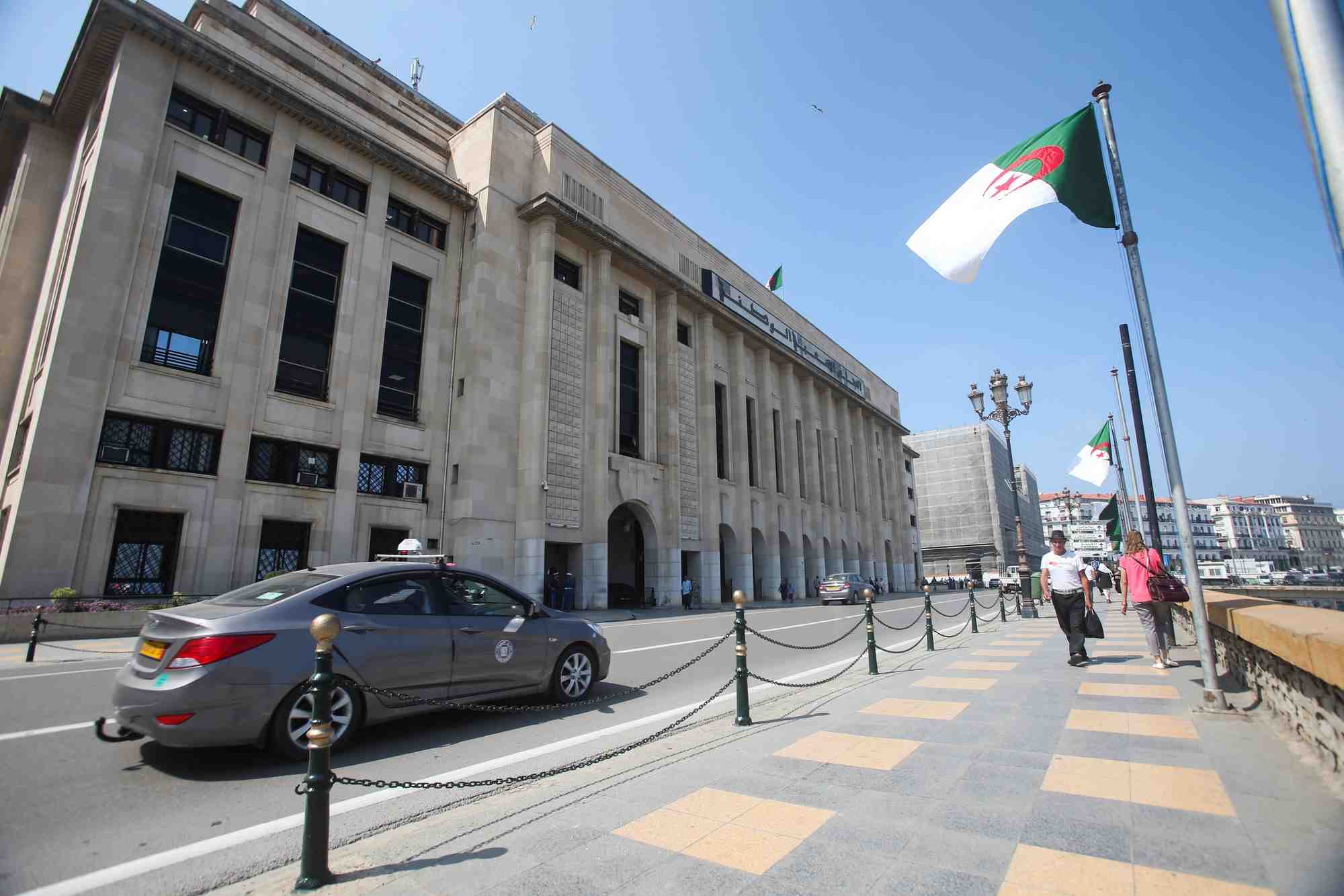 Des drapeaux algeriens en face du parlement a alger