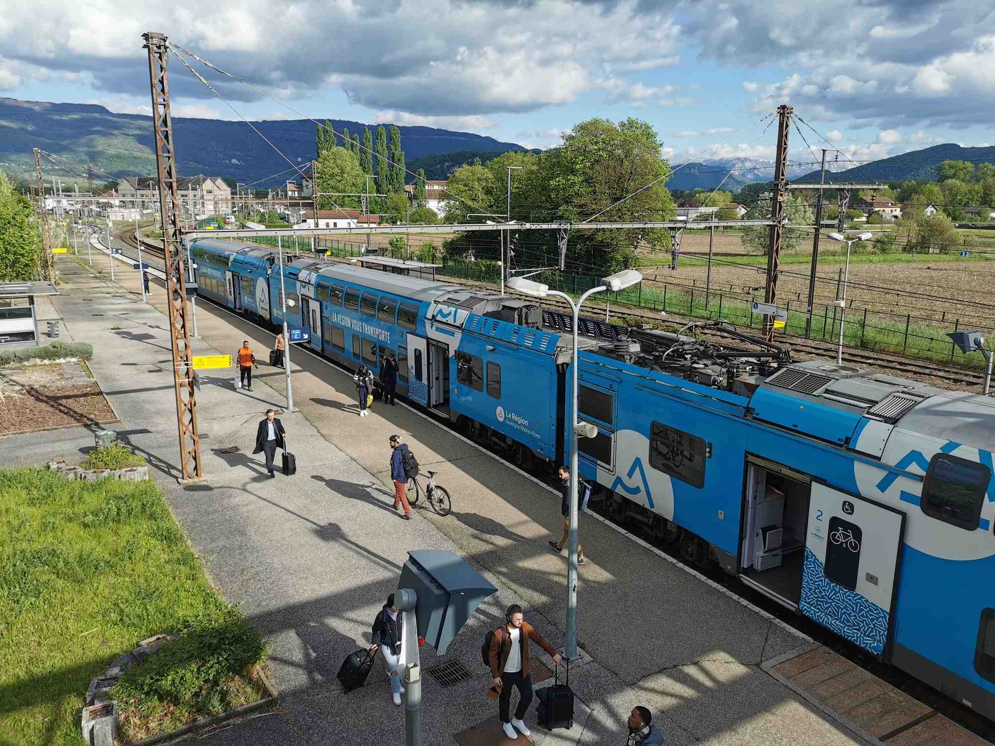 L'Etat et la Région Auvergne-Rhône-Alpes se sont accordés sur une enveloppe globale d'investissements de 1,38 milliard d'euros pour le prochain CPER Mobilités (2024-2027). Il vise notamment à moderniser certaines lignes ferroviaires. Ici, en gare de Culoz (Ain), sur la ligne Lyon-Genève.