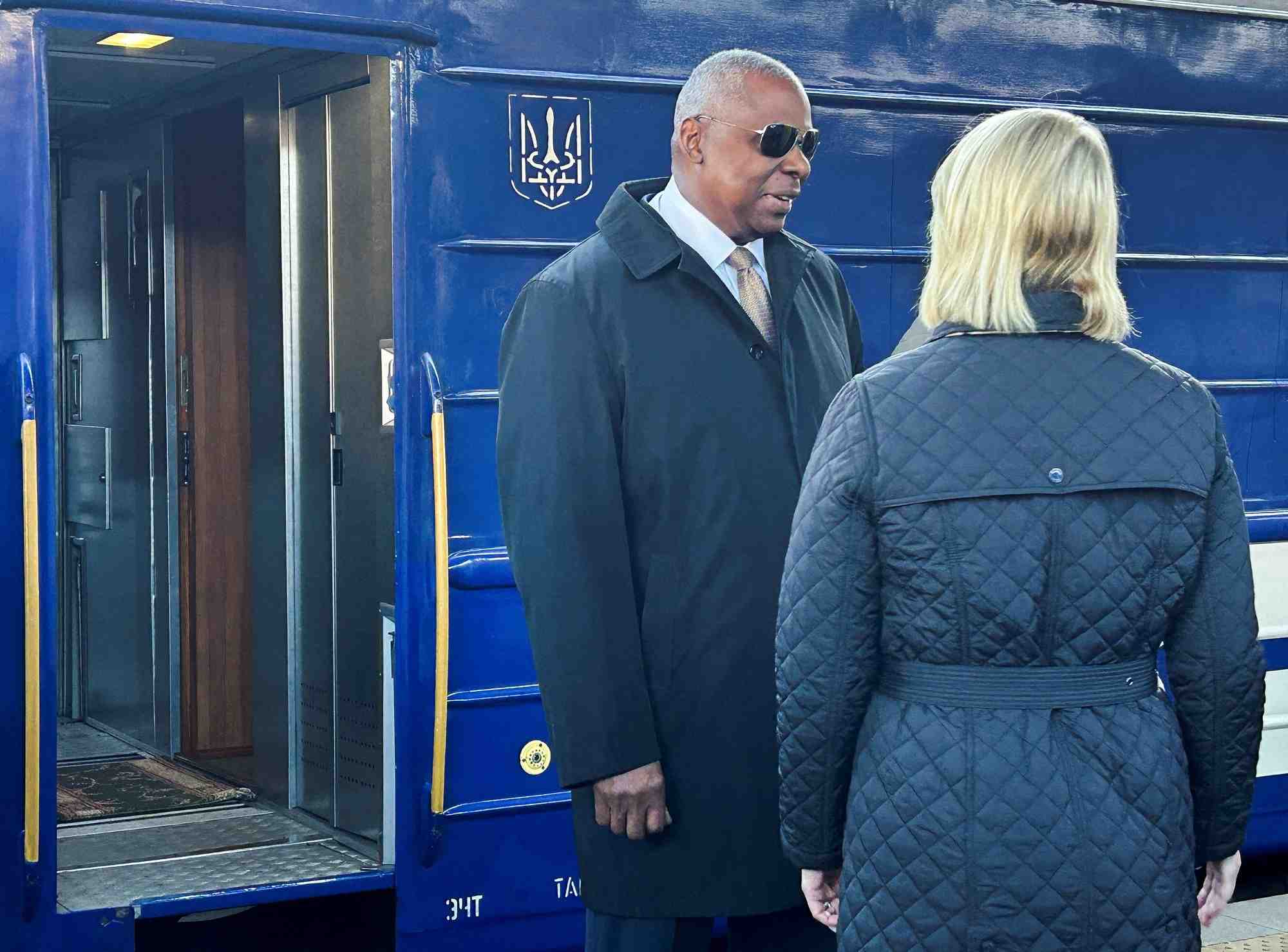 Le secretaire americain a la defense lloyd austin arrive a kyiv