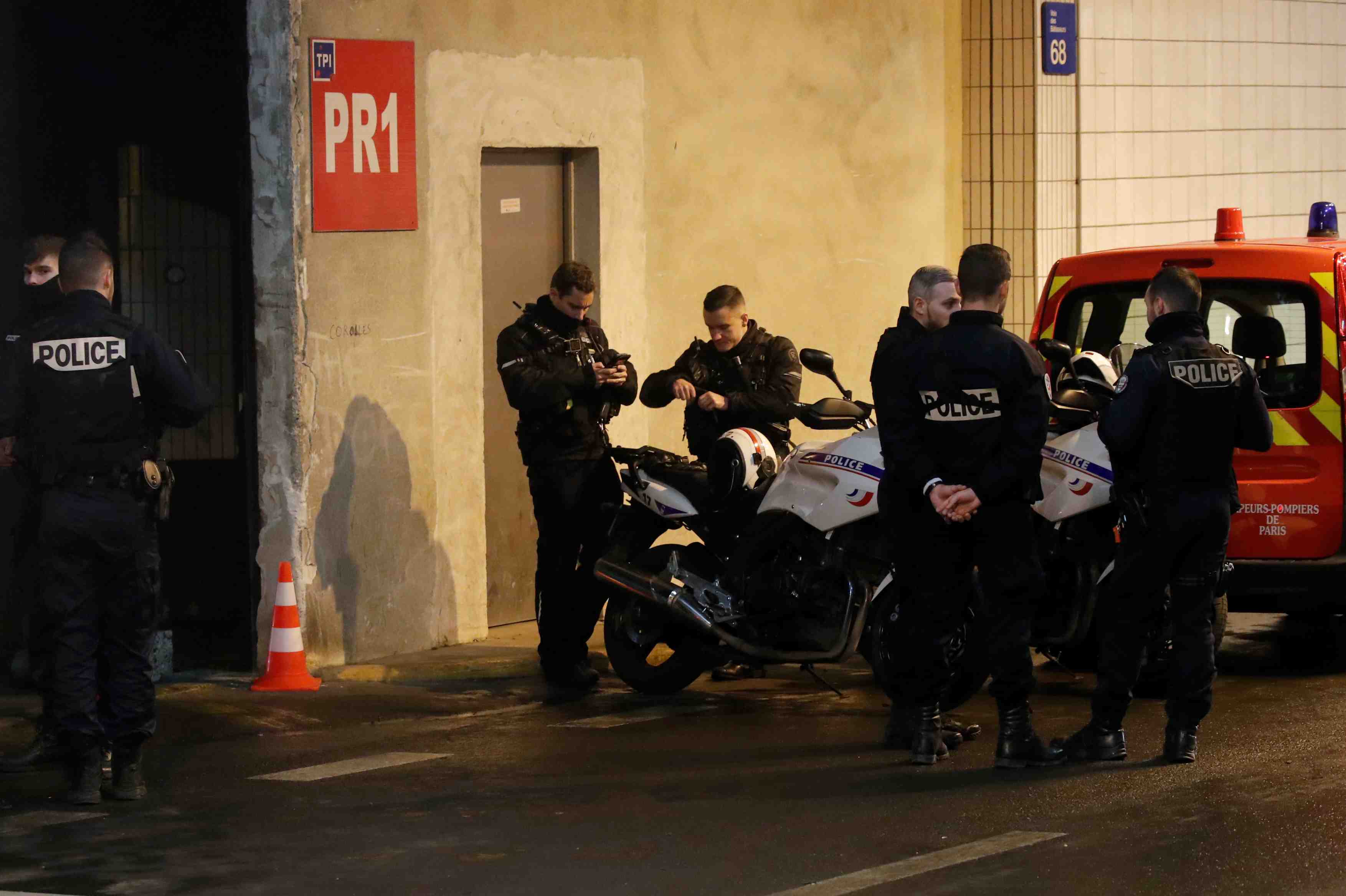 Un desequilibre arme d'un couteau tue par des policiers a la defense