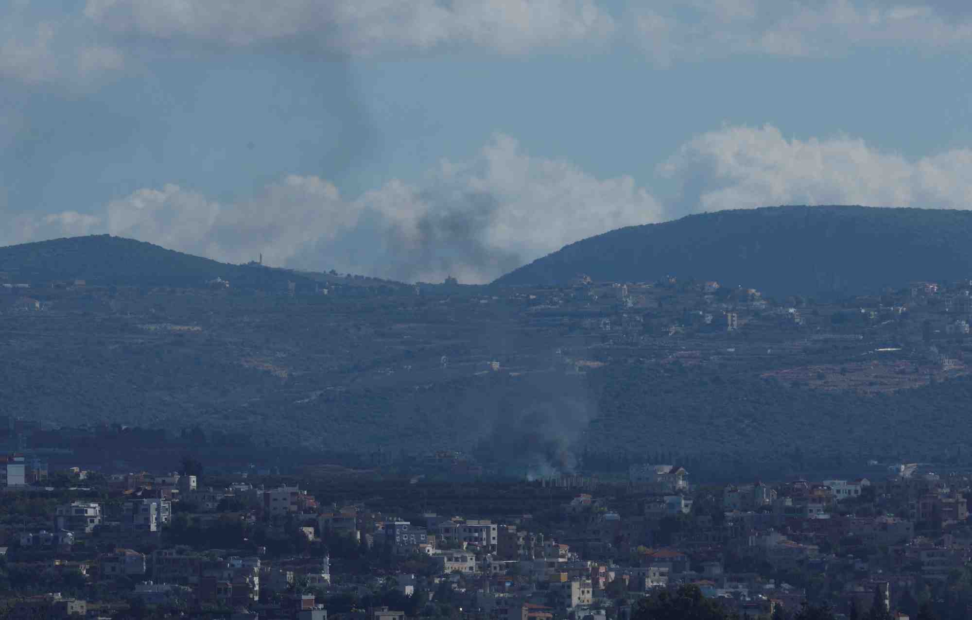 De la fumee s'echappe pres de la ville libanaise de tyr