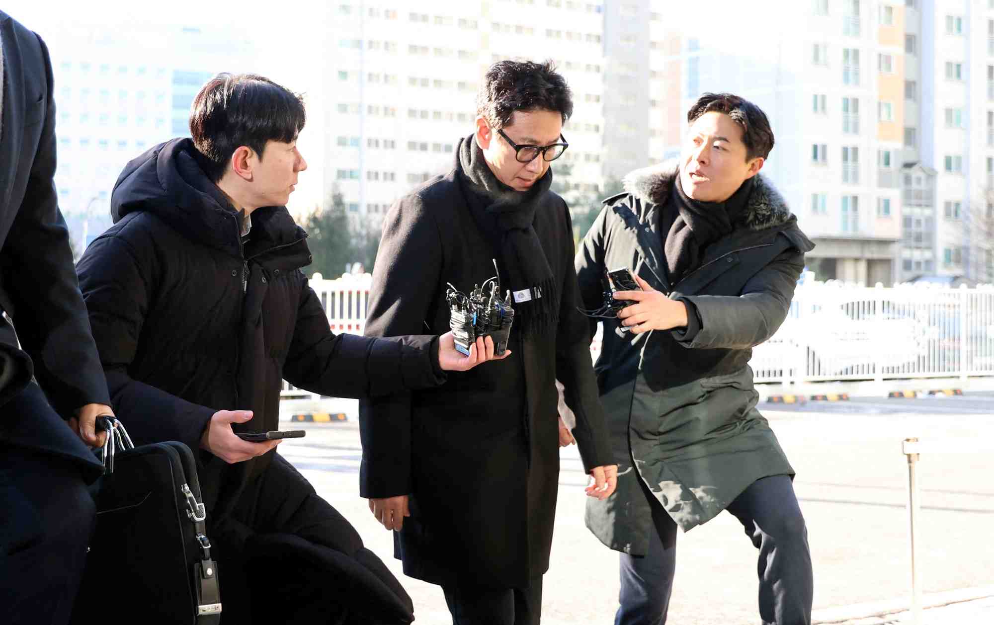 Lee sun-kyun lors de son arrivee au poste de police