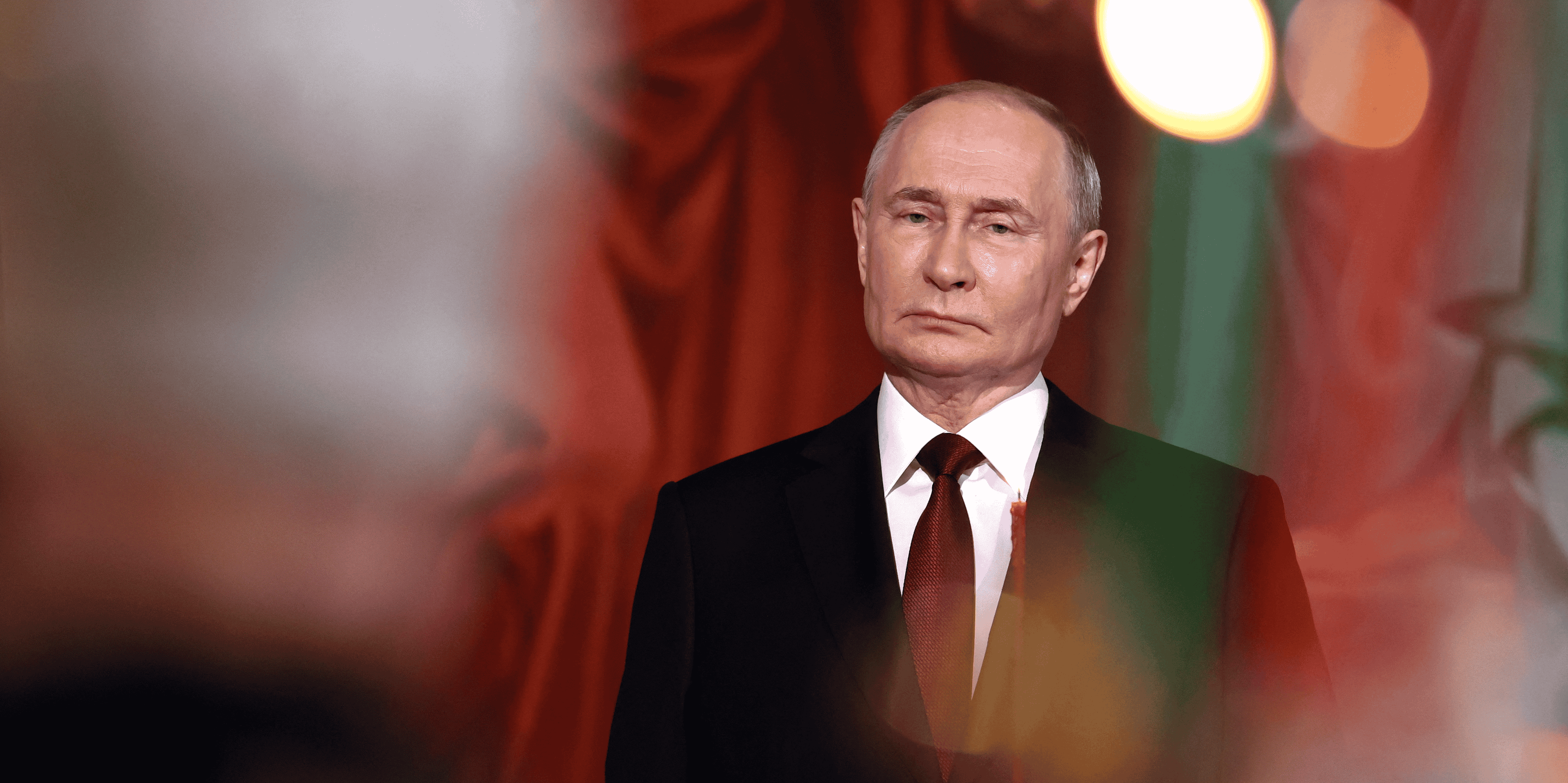 Le president russe vladimir poutine assiste au service de la paque orthodoxe a la cathedrale du christ-sauveur a moscou