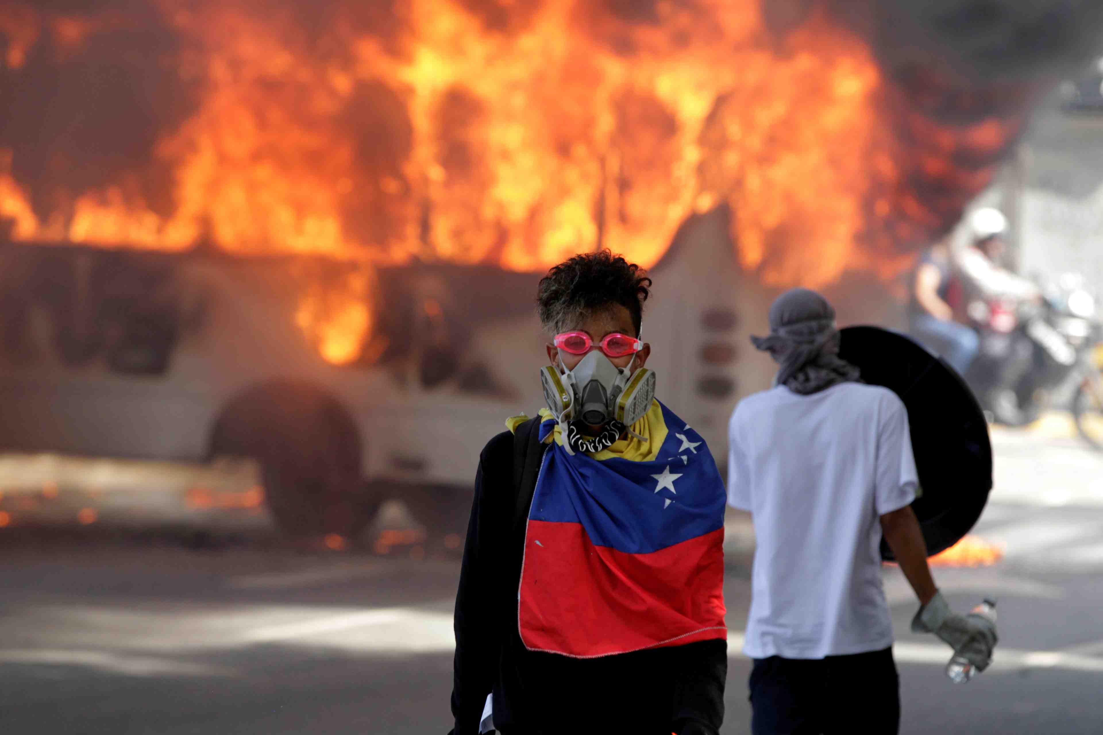 Les opposants venezueliens maintiennent la pression, un mort