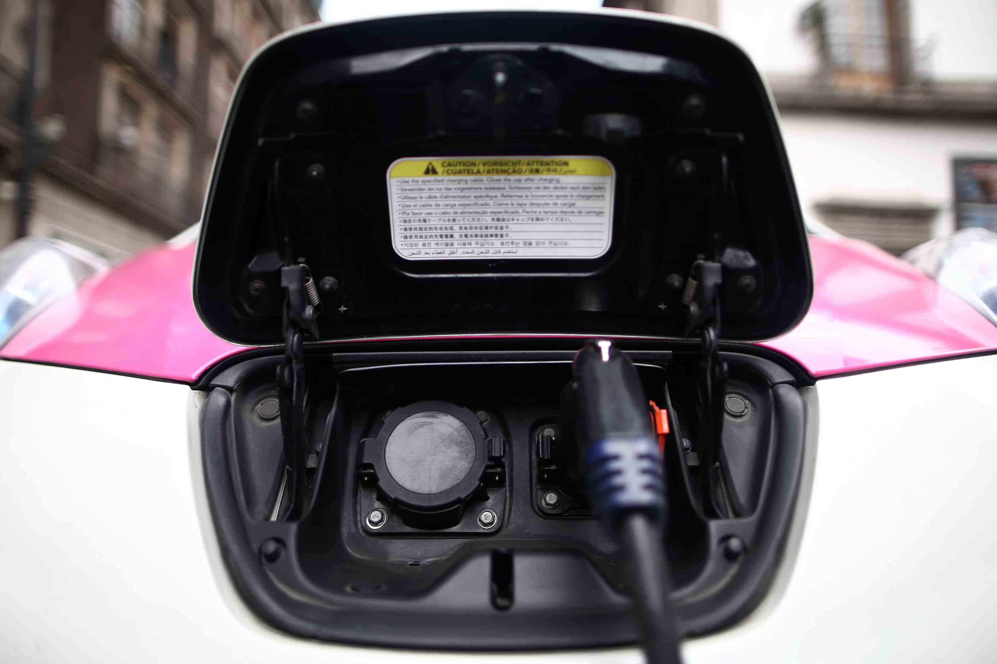 La voiture electrique reste vue comme une voiture de riche, selon une etude