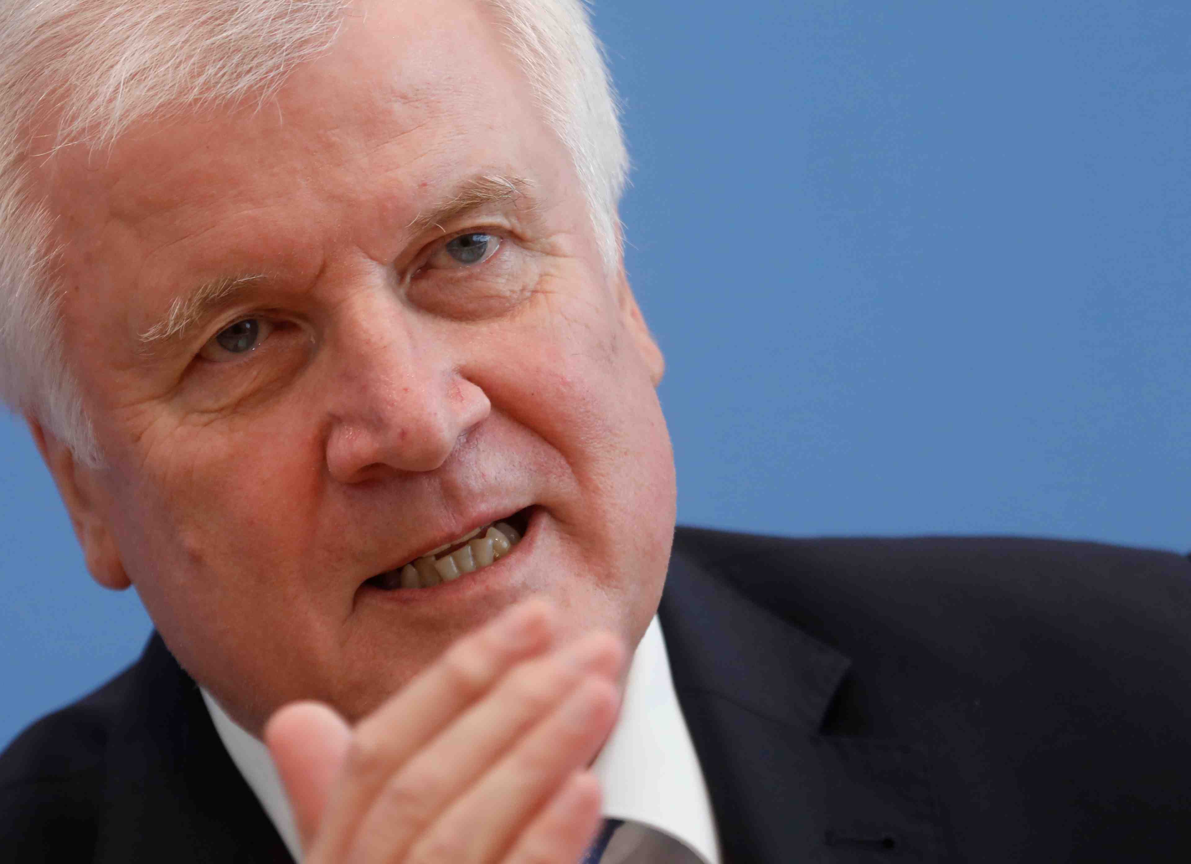 Allemagne: la csu reste membre de la grande coalition, dit seehofer