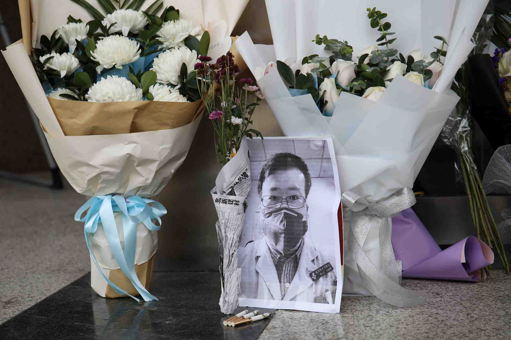 Après avoir voir fait ses révélations, le Dr Li Wenliang avait été convoqué par la police, qui l'avait accusé de propager des rumeurs. Mort à 34 ans à peine, après avoir été contaminé par un patient qu'il soignait, il fait désormais figure de héros national face à des responsables locaux accusés d'avoir caché les débuts de l'épidémie.