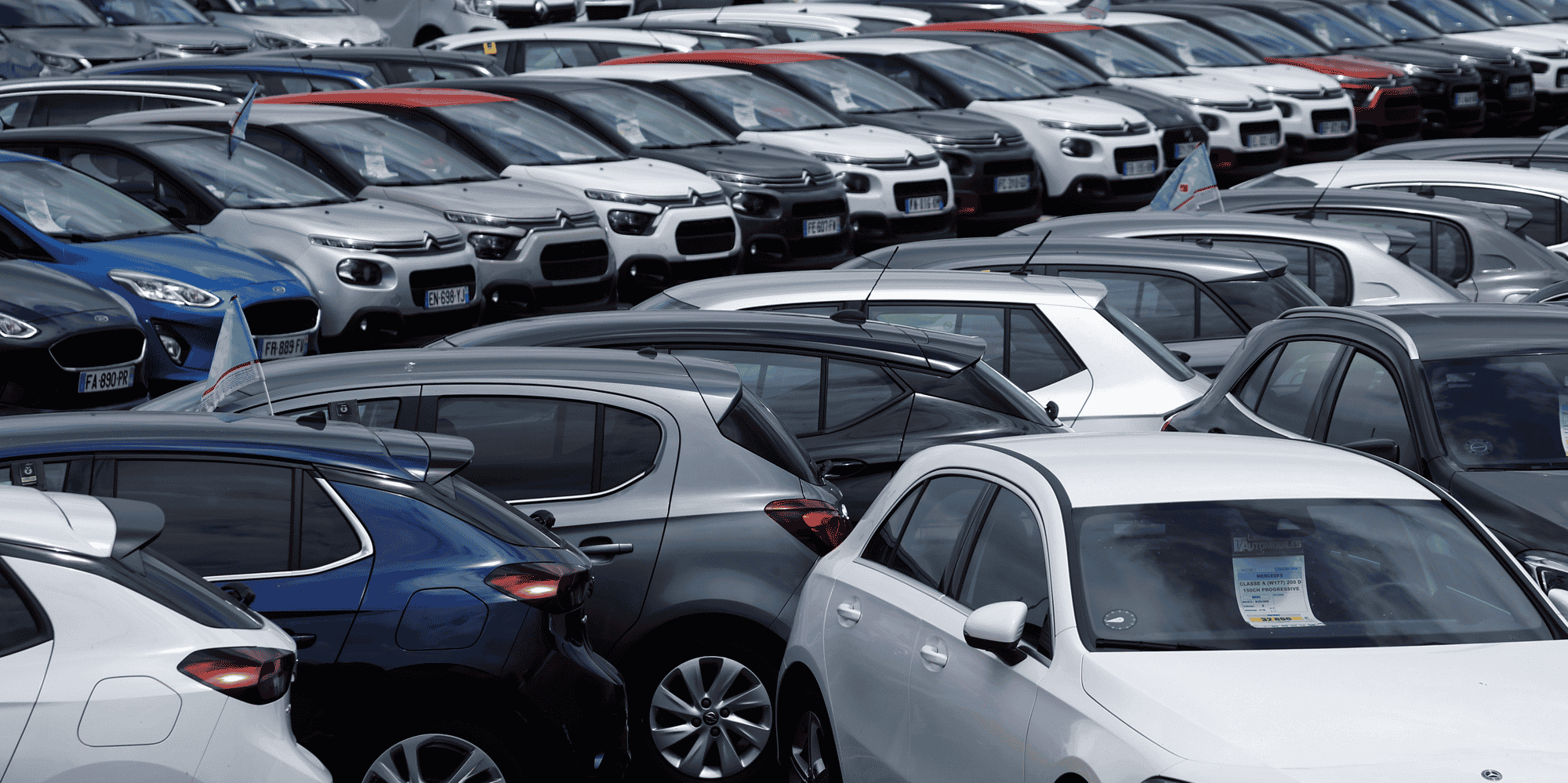 Des voitures d'occasion sont exposees a la vente dans une concession automobile a vigneux-de-bretagne