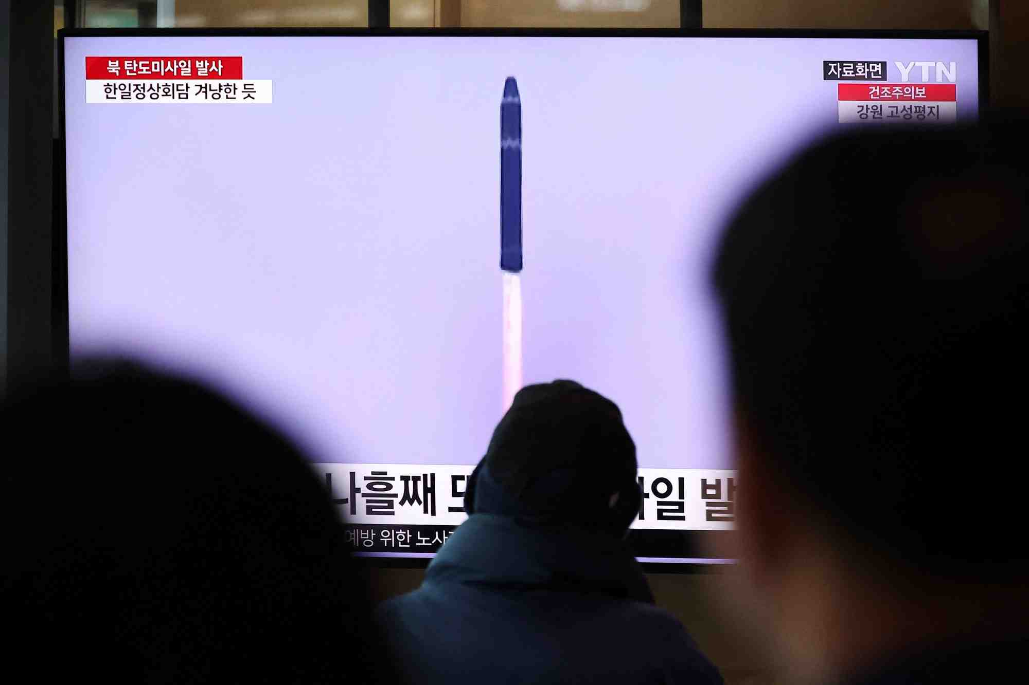 Des gens a seoul suivent un reportage sur la coree du nord tirant un missile balistique