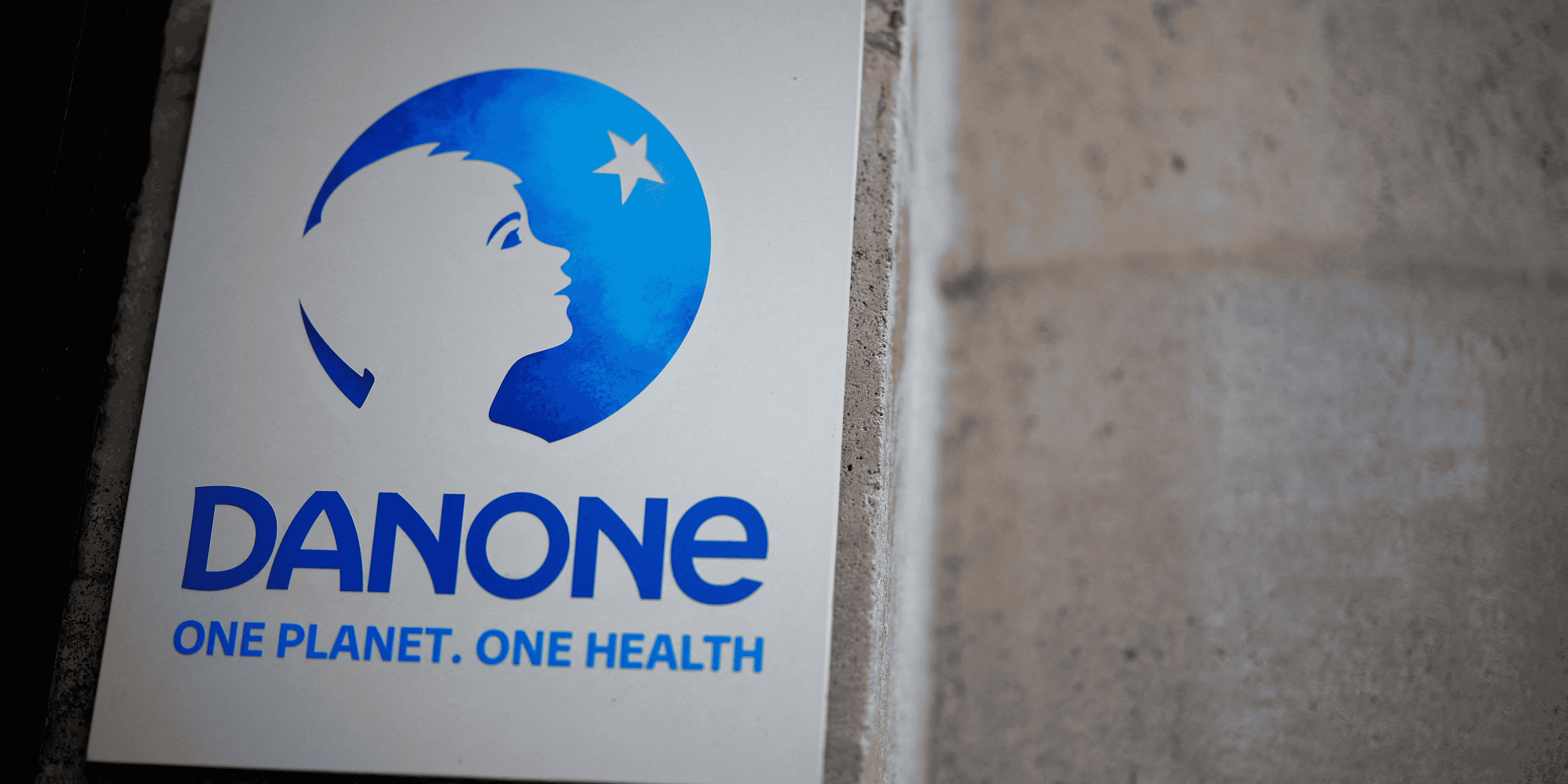 Logo de danone au siege de l'entreprise a paris