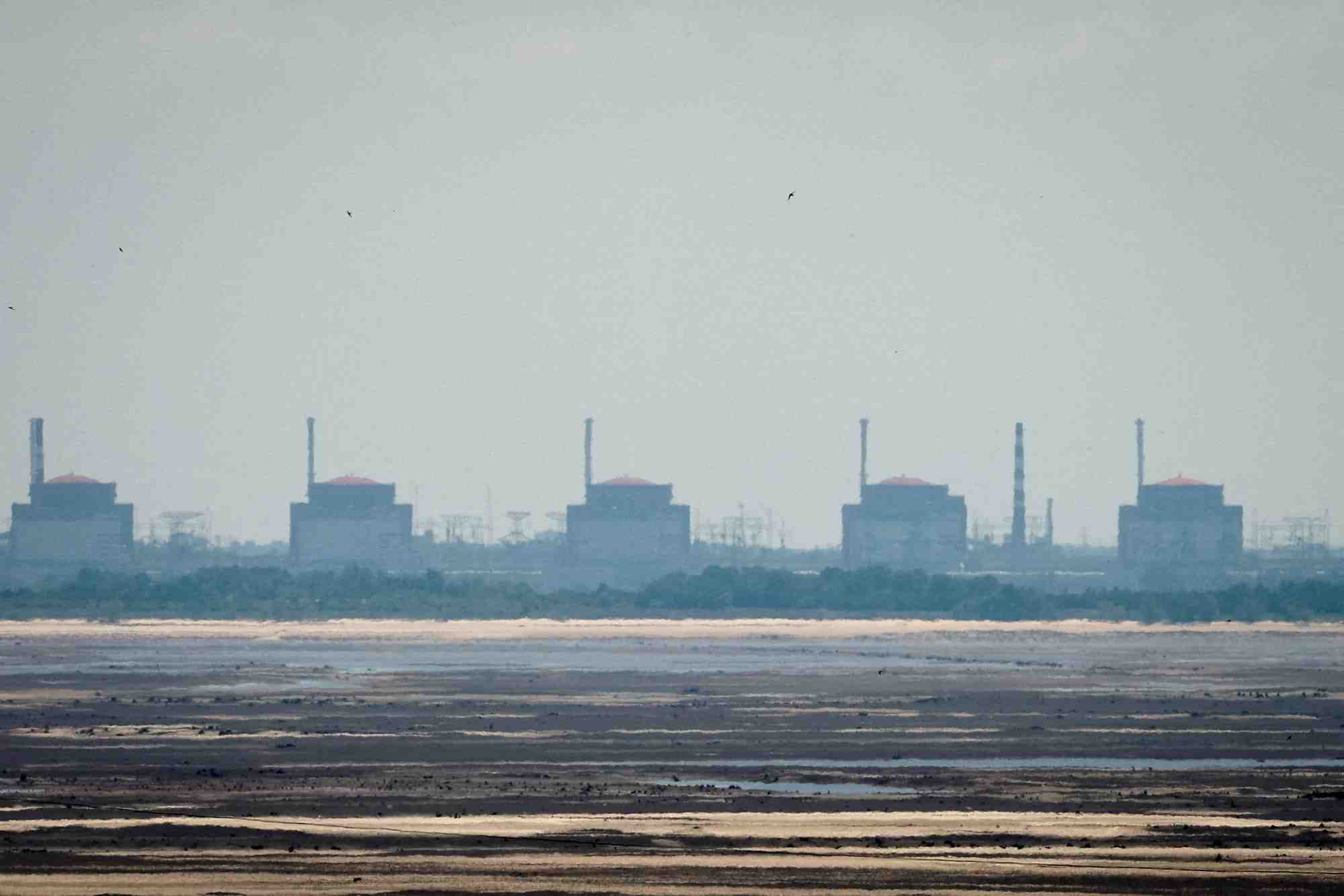 Vue de la centrale nucleaire de zaporijjia depuis la rive du reservoir de kakhovka a nikopol