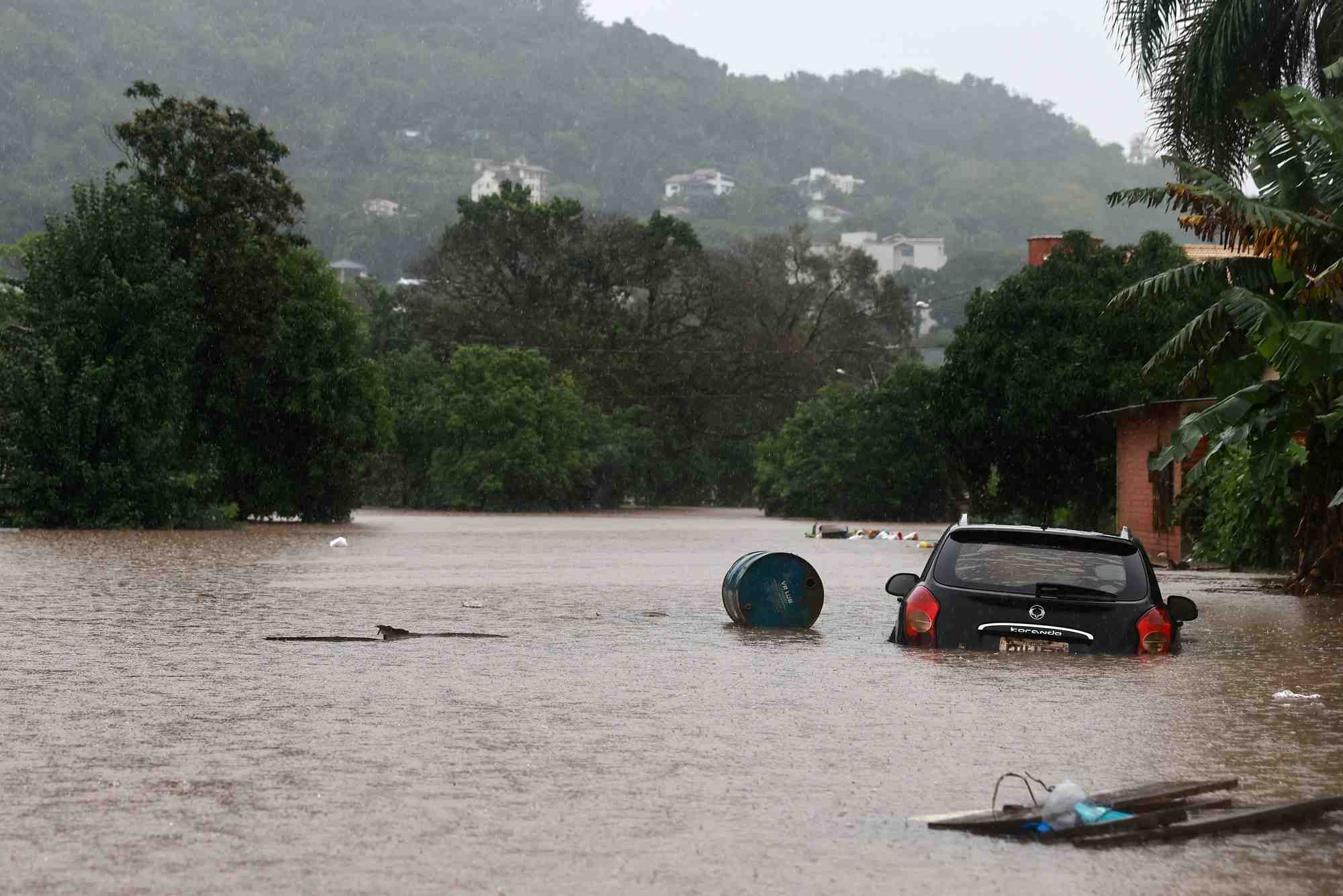 Une voiture se trouve dans les eaux en crue de la riviere taquari lors de fortes pluies dans la ville d'encantado dans le rio grande do sul