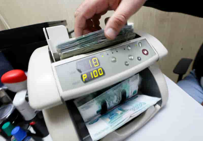 Le rouble se redresse, mais reste sous tension