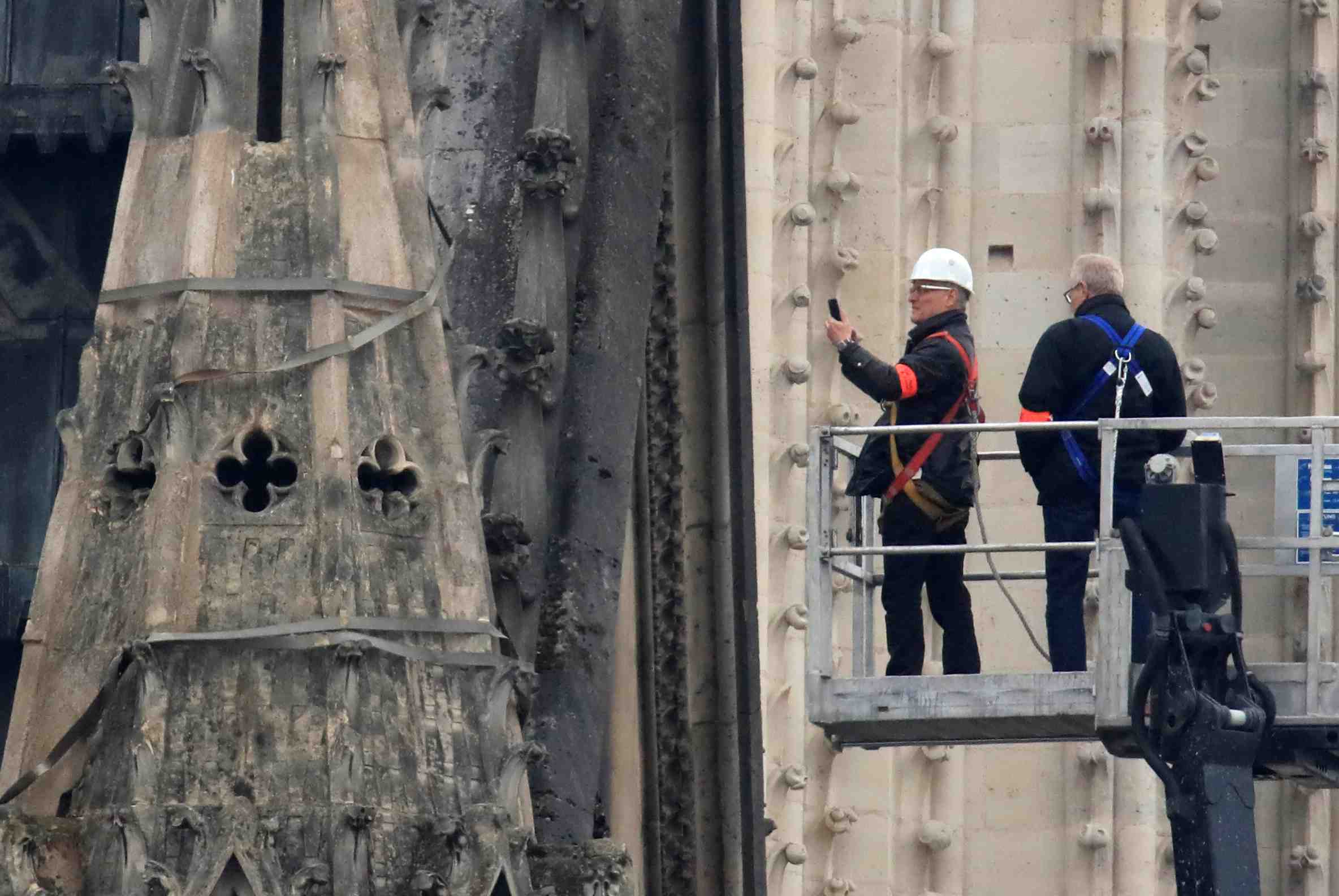 La cathedrale de notre-dame compte ses oeuvres miraculees
