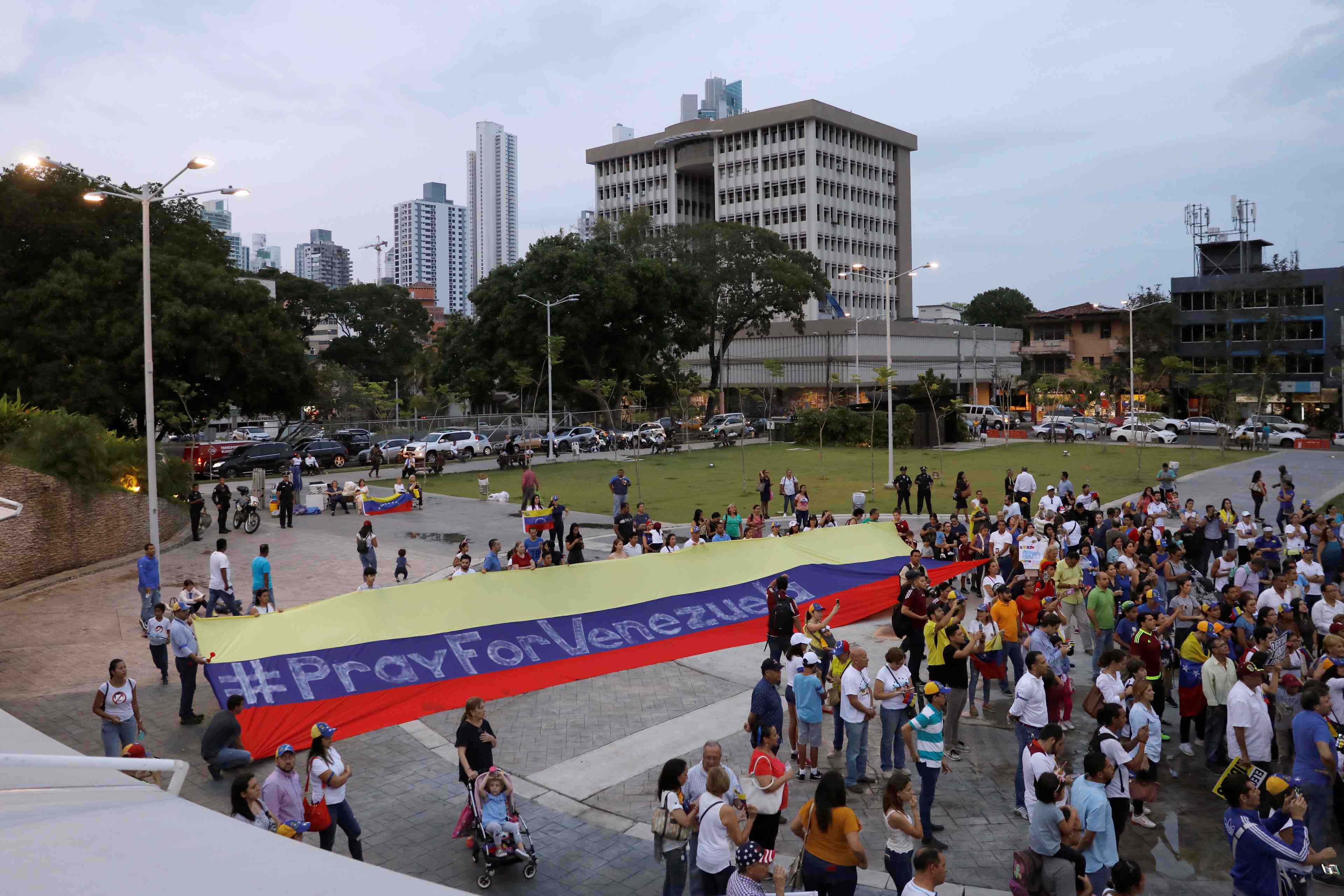 Guaido appelle a la "plus grande marche de l'histoire"