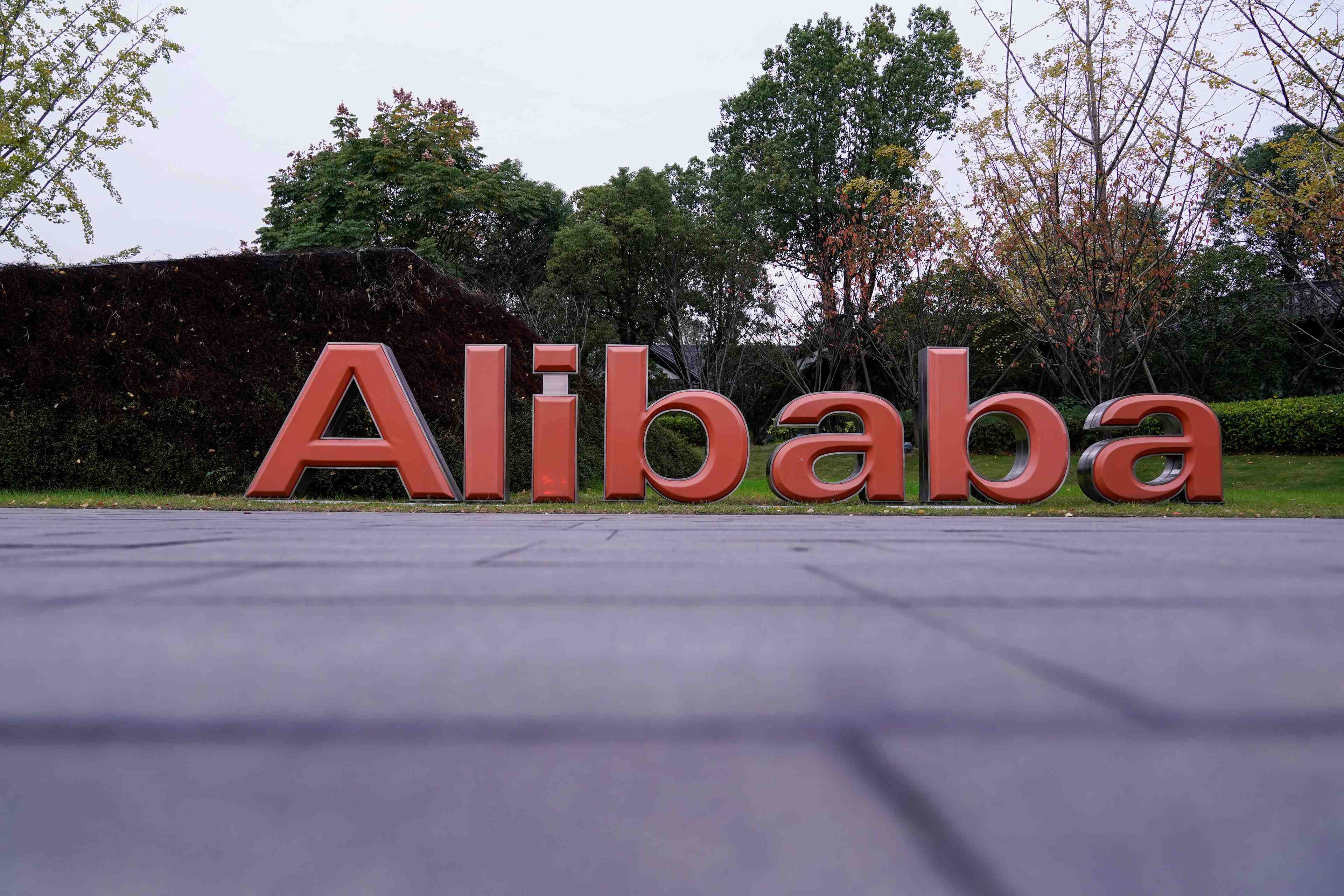 Alibaba attire les investisseurs pour ses debuts a hong kong