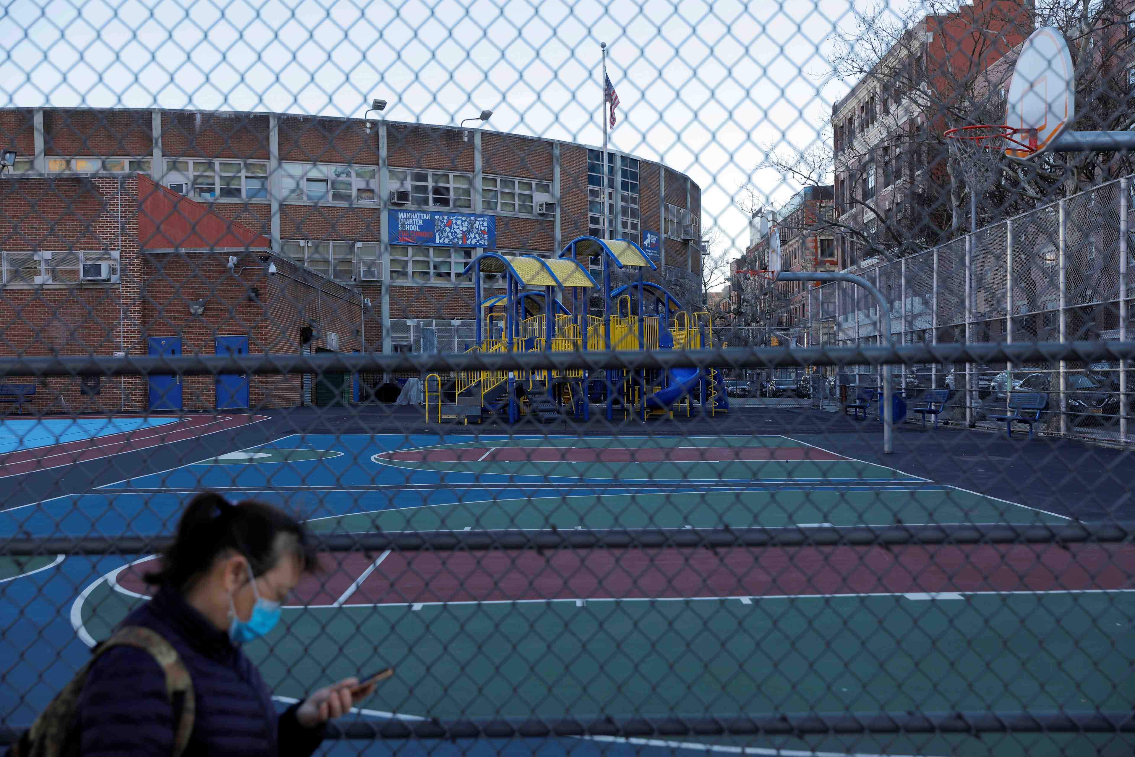 Le gouverneur de new york ferme les terrains de jeu