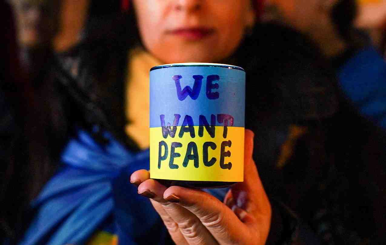 Veillee silencieuse a la bougie en soutien a l'ukraine a la veille de l'anniversaire de la guerre, a new york