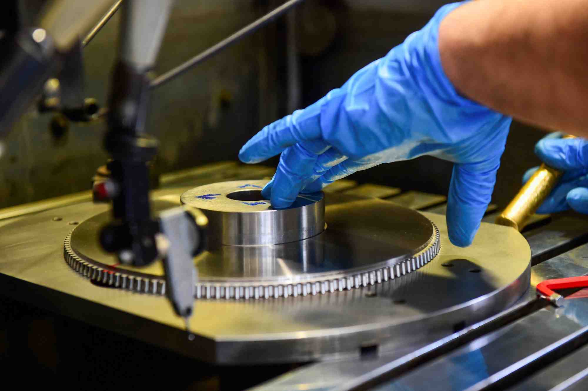 Un ouvrier de l'entreprise de fabrication liebherr a collegno, en italie