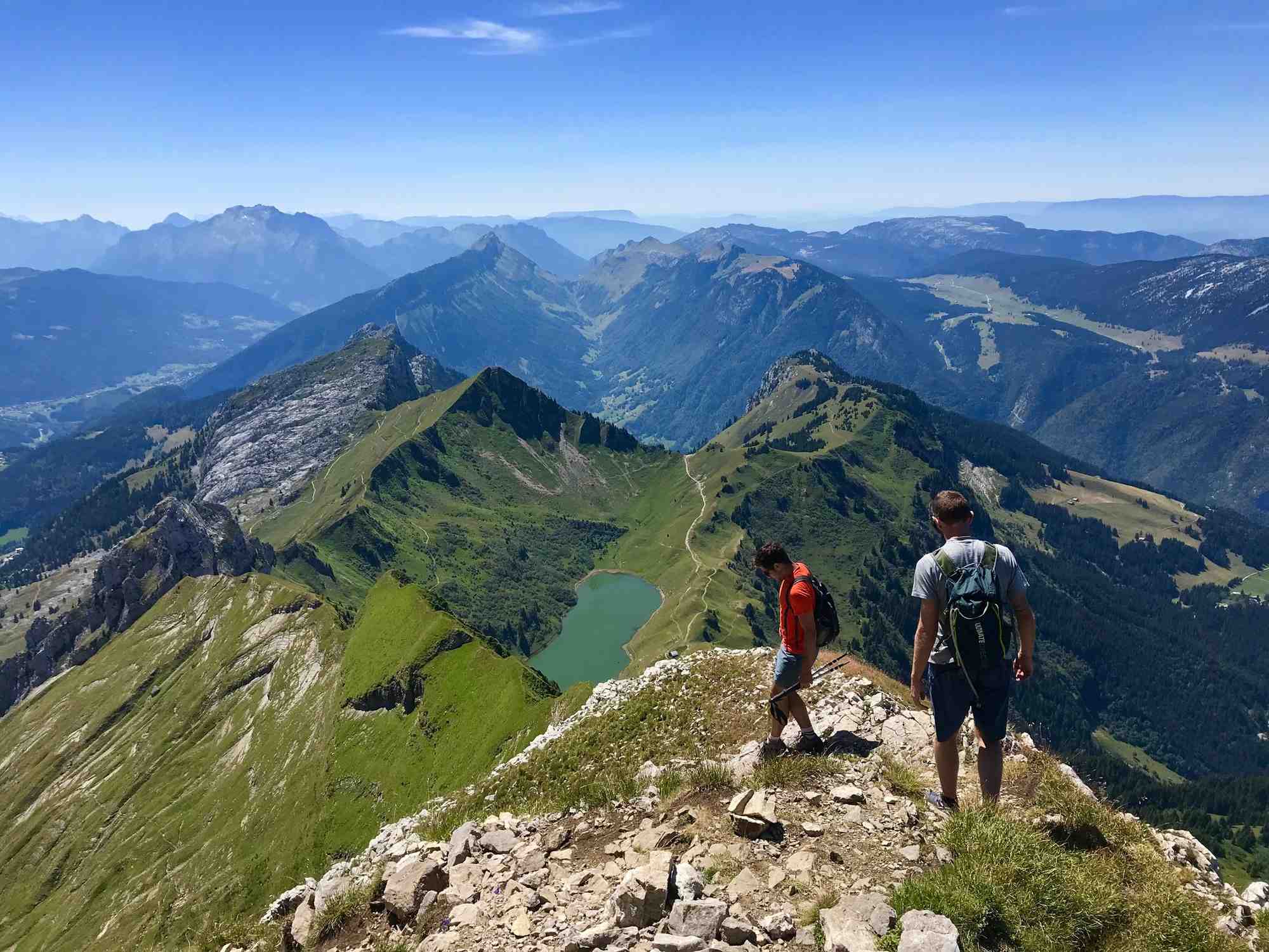 La région Auvergne-Rhône-Alpes offre un terrain de jeu incroyable pour les touristes randonneurs comme ici près du lac de Lessy en Haute-Savoie.