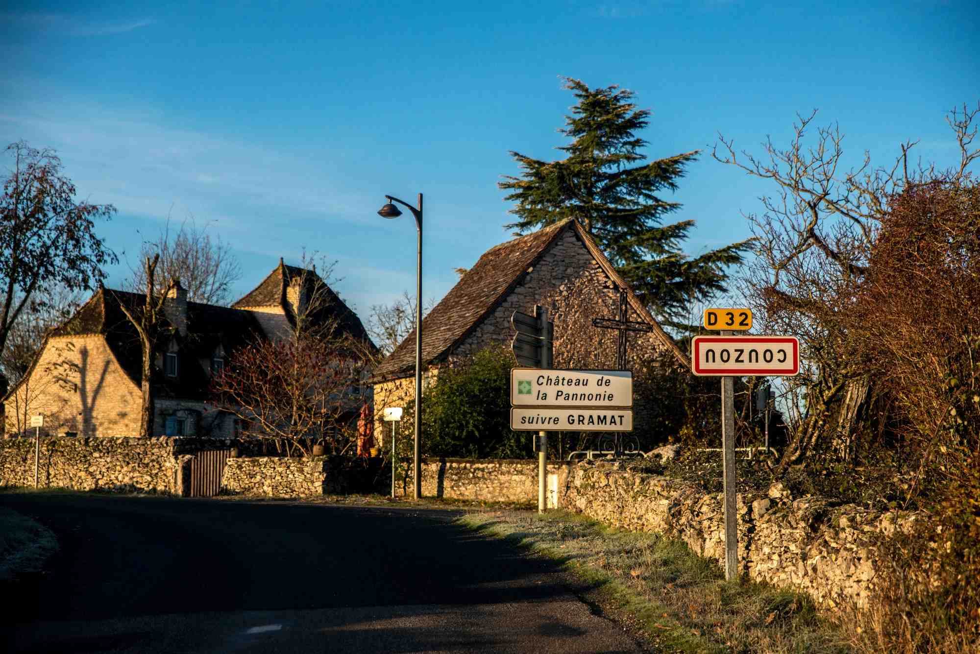 Les agriculteurs manifestent leur mécontentement en retournant les panneaux signalétiques indiquant le nom des communes, pour illustrer un « monde à l'envers ».